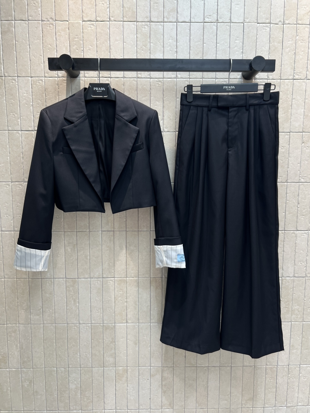 NO:458154,PD Home 25 early autumn new short suit jacket + high waist pleated trousers. The upper body shows the height proportions. Very hidden flesh and thin. Easy to create a fashionable street photography style. There is no worries about matching. A casual sense of coolness. Customized suit fabrics are crisp and stylish. They look good with T-shirts and shirts. Three sizes. Size/S-M-L,,dior,jackets & coats,shirts,tees,t-shirt,business suit,alexander wang19860909PD家 25早秋新款 短款西装小外套+高腰压褶长裤 上身显身高比例 非常藏肉显瘦 轻松打造街拍时髦范 一套没有搭配烦恼 随手可得的飒帅感 订制西装面料 挺括有型 搭配T恤衬衫都好看 一色三码 Size/S-M-L,,dior,jackets & coats,shirts,tees，t-shirt,business suit,alexander wang,Women's clothing