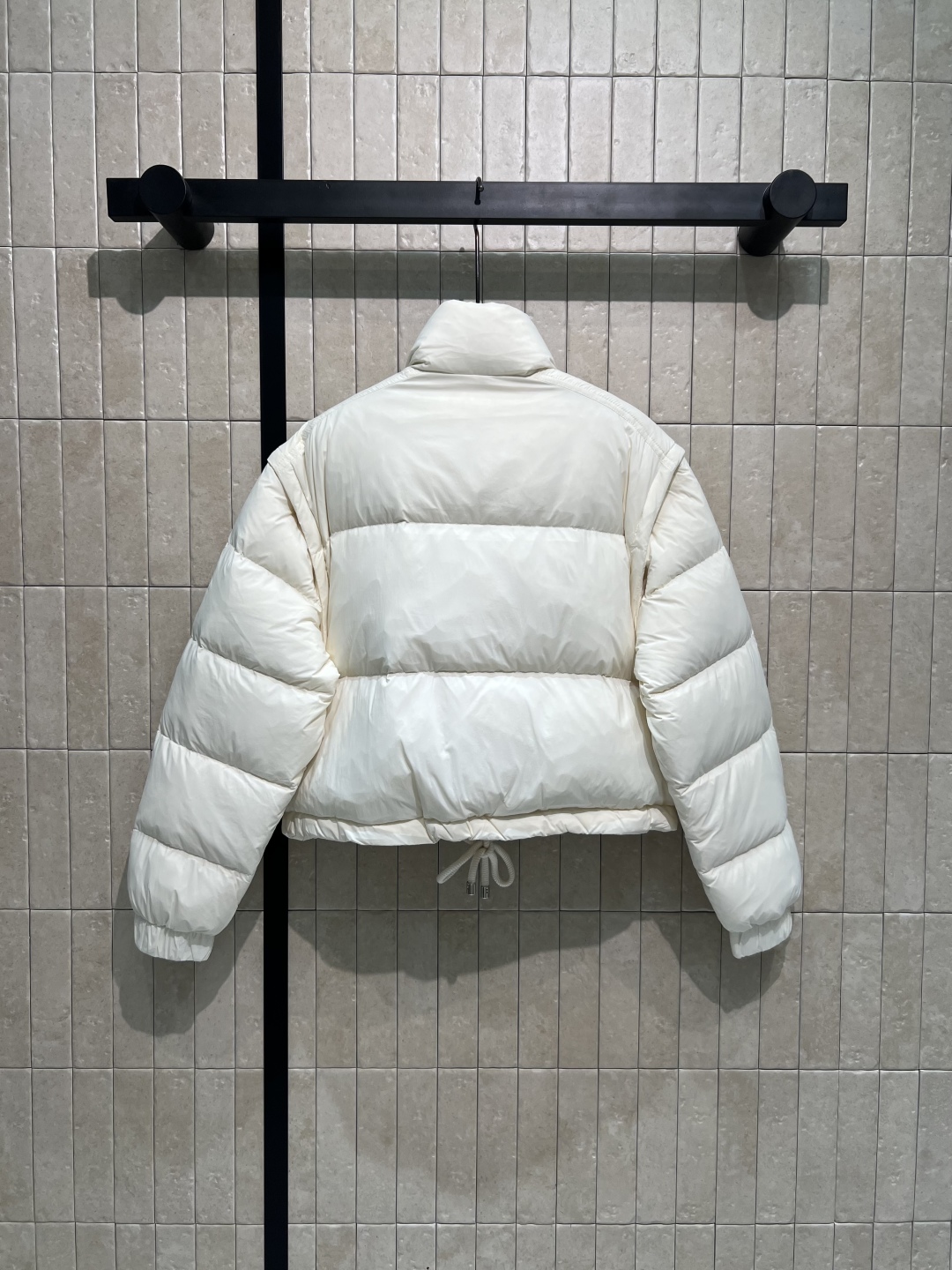 M家 25秋冬新款 可拆卸短款羽绒服 袖子做的可拆卸设计 进口机缝制线条工艺 国标90鹅绒填充分量充足 