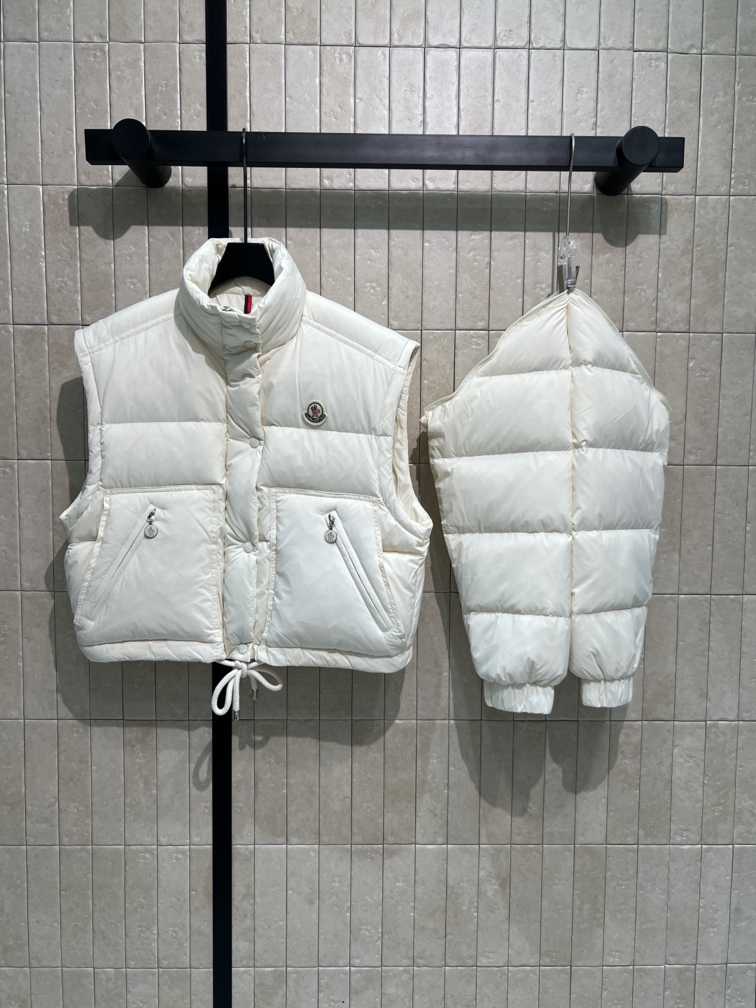 M家 25秋冬新款 可拆卸短款羽绒服 袖子做的可拆卸设计 进口机缝制线条工艺 国标90鹅绒填充分量充足 