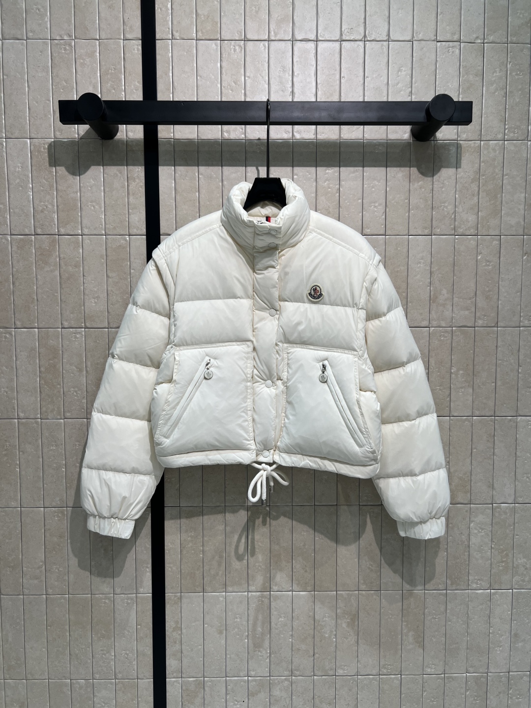 M家 25秋冬新款 可拆卸短款羽绒服 袖子做的可拆卸设计 进口机缝制线条工艺 国标90鹅绒填充分量充足 