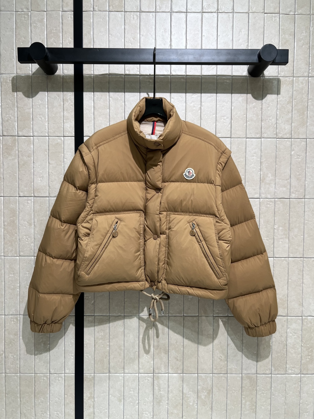 M家 25秋冬新款 可拆卸短款羽绒服 袖子做的可拆卸设计 进口机缝制线条工艺 国标90鹅绒填充分量充足 