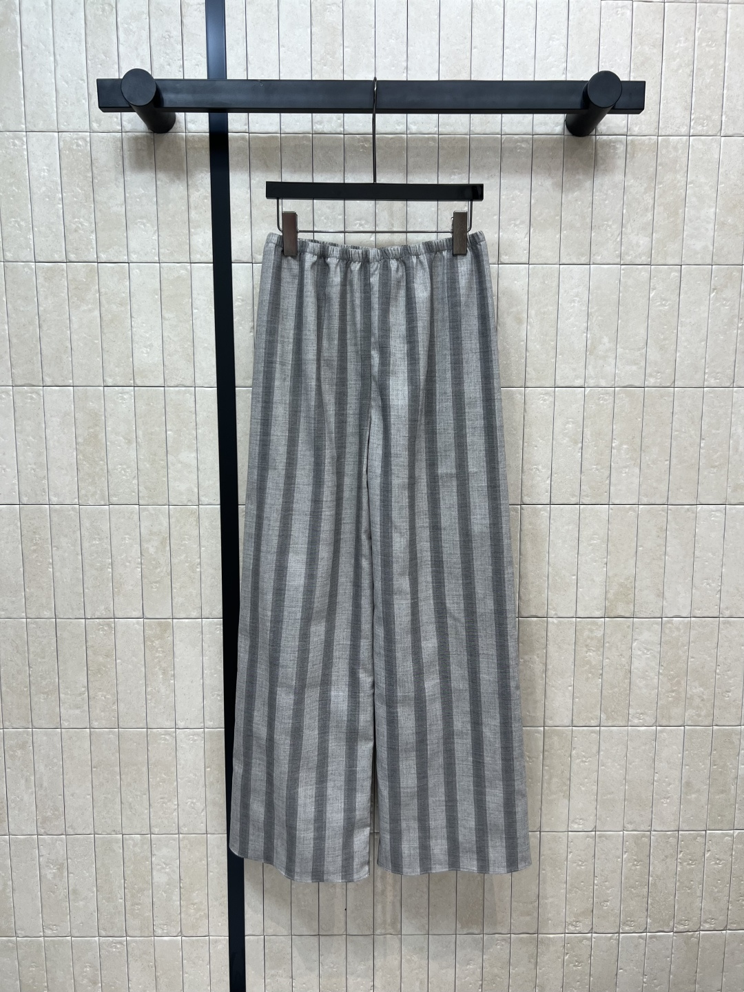 NO:463473,New early autumn style, striped wide-leg pants, slim, fashionable, simple and generous, very easy to match, high-quality fabric with delicate texture, three-dimensional and dip, easy to improve clothing quality, upper body slimming, hidden flesh, and high matching rate. Simple style, but upper body is very amazing, one color, three-digit SML, alexander wang19860909早秋新款 条纹阔腿裤 嘎嘎显瘦 时尚简单大方 非常好搭配 高品质面料质感细腻 自带立体和垂度 上身穿轻松提升衣品 上身显瘦藏肉搭配率还极高 简约的款式但是上身非常惊艳 一色三码 SML,,alexander wang,Women's clothing