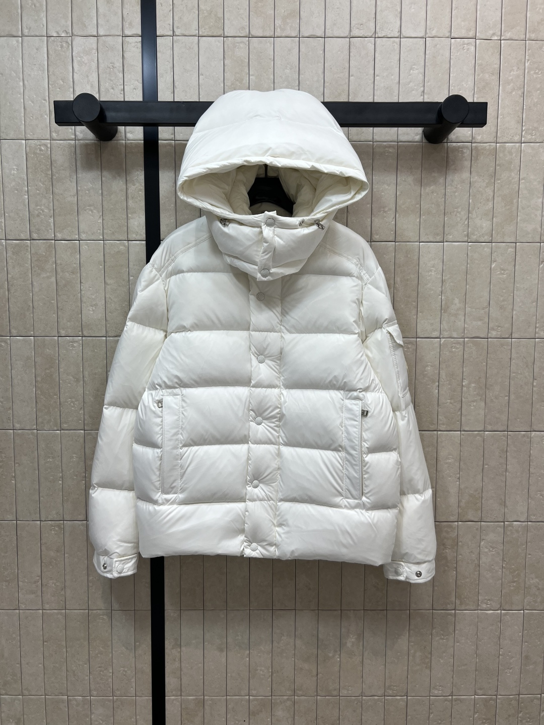 NO:463539,With dust bag M home 25 autumn and winter new style hooded bread down jacket Removable hooded stand collar design Super good-looking simple and high-end five colors are vibrant and age-reducing. Versatile and not picky. Stand collar hooded version with windproof and cool and stylish. National standard 90 white goose down filling upper body light and warm. Excellent wearability. Inner zipper pocket embellishment. Side shoulder classic brand badge bag packaging decoration. Daily outing. Warm and not bloated. Excellent details and workmanship. Five colors and three codes Size/1-2-3-4,, down jacket, hats, alexander wang19860909配防尘袋M家 25秋冬新款 连帽面包羽绒服 可拆卸连帽立领设计 超级好看简约高级 五个颜色活力又减龄 百搭不挑人 立领连帽版型防风酷帅超有型 国标90白鹅绒填充上身轻盈保暖 实穿性超赞 内里拉链口袋点缀 侧肩经典的品牌徽章包包装饰 日常出街 保暖不臃肿 细节做工都很赞 五色三码Size/1-2-3-4,,down jacket,hats,alexander wang,Women's clothing