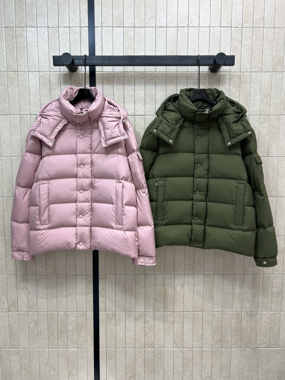 NO:463507,With dust bag M home 25 autumn and winter new style hooded bread down jacket Removable hooded stand collar design Super good-looking simple and high-end five colors are vibrant and age-reducing. Versatile and not picky. Stand collar hooded version with windproof and cool and stylish. National standard 90 white goose down filling upper body light and warm. Excellent wearability. Inner zipper pocket embellishment. Side shoulder classic brand badge bag packaging decoration. Daily outing. Warm and not bloated. Excellent details and workmanship. Five colors and three codes Size/1-2-3-4,, down jacket, hats, alexander wang19860909配防尘袋M家 25秋冬新款 连帽面包羽绒服 可拆卸连帽立领设计 超级好看简约高级 五个颜色活力又减龄 百搭不挑人 立领连帽版型防风酷帅超有型 国标90白鹅绒填充上身轻盈保暖 实穿性超赞 内里拉链口袋点缀 侧肩经典的品牌徽章包包装饰 日常出街 保暖不臃肿 细节做工都很赞 五色三码Size/1-2-3-4,,down jacket,hats,alexander wang,Women's clothing