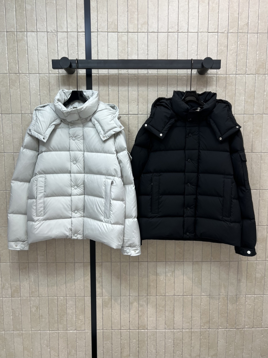 NO:463492,With dust bag M home 25 autumn and winter new style hooded bread down jacket Removable hooded stand collar design Super good-looking simple and high-end five colors are vibrant and age-reducing. Versatile and not picky. Stand collar hooded version with windproof and cool and stylish. National standard 90 white goose down filling upper body light and warm. Excellent wearability. Inner zipper pocket embellishment. Side shoulder classic brand badge bag packaging decoration. Daily outing. Warm and not bloated. Excellent details and workmanship. Five colors and three codes Size/1-2-3-4,, down jacket, hats, alexander wang19860909配防尘袋M家 25秋冬新款 连帽面包羽绒服 可拆卸连帽立领设计 超级好看简约高级 五个颜色活力又减龄 百搭不挑人 立领连帽版型防风酷帅超有型 国标90白鹅绒填充上身轻盈保暖 实穿性超赞 内里拉链口袋点缀 侧肩经典的品牌徽章包包装饰 日常出街 保暖不臃肿 细节做工都很赞 五色三码Size/1-2-3-4,,down jacket,hats,alexander wang,Women's clothing