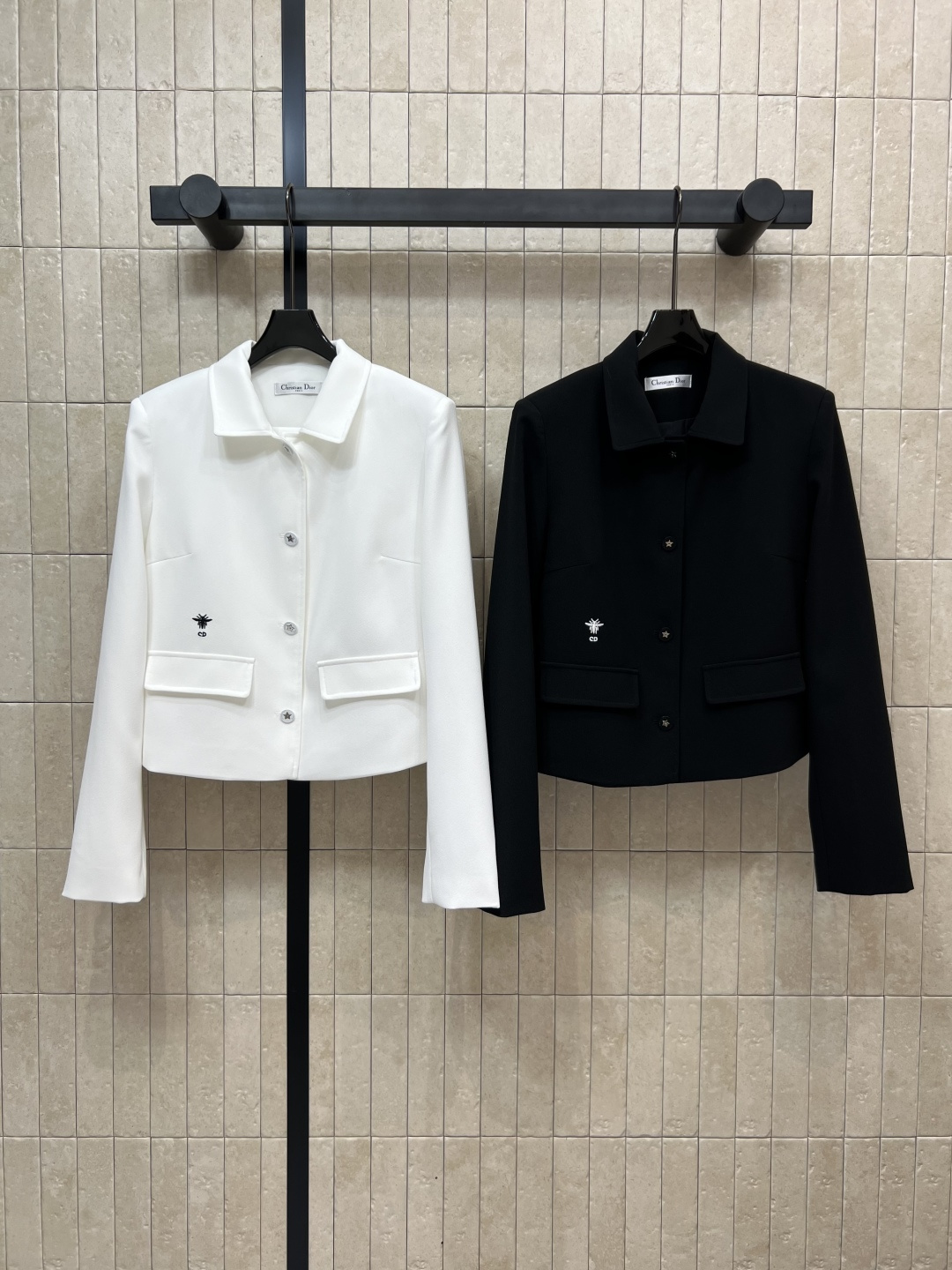 NO:463484,D Home 25 early autumn new model, lapel short suit jacket, three-dimensional silhouette tailoring, hard style, easy to wear tone, any body shape, excellent inclusiveness, short style, perfectly divided body proportions of upper body, high and long legs, customized five-pointed star logo embellishment, classic embroidered little bee pocket modification, stacked skirt, temperament, rich and famous style, versatile items for important casual occasions, two colors and three codes, Size/S-M-L,,dior, skirts, jackets & coats, business suit, alexander wang19860909D家 25早秋新款 翻领短款西装外套 立体廓形剪裁 硬挺的版型轻松穿出高级调性 任何身材都可 包容性超赞 气质短款版型 上身完美分割身材比例 显高显腿长 定制五角星logo扣点缀 经典刺绣小蜜蜂口袋修饰 叠搭小裙子气质千金名媛风 休闲重要场合通吃的百搭单品 两色三码 Size/S-M-L,,dior,skirts,jackets & coats,business suit,alexander wang,Women's clothing