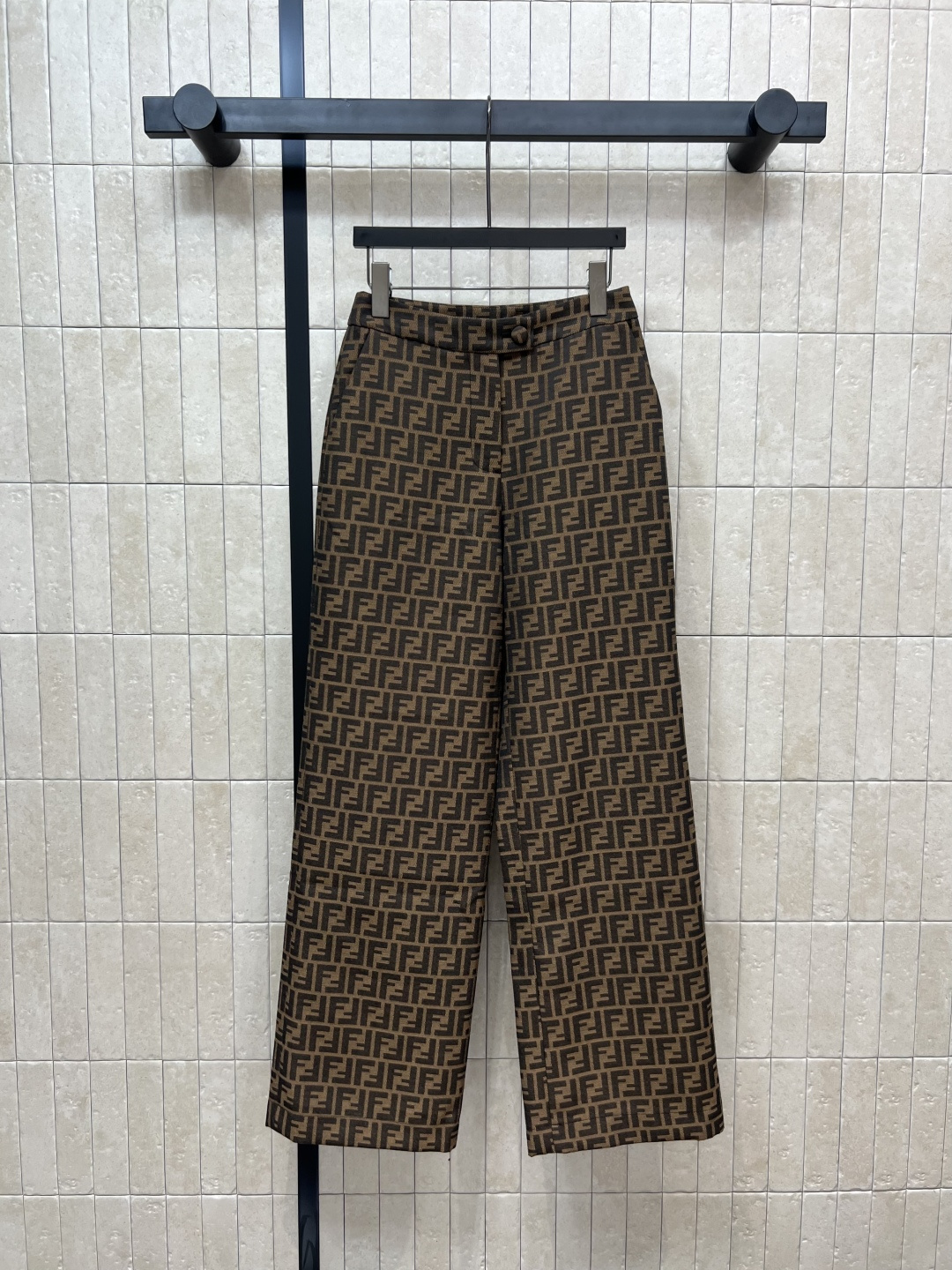 NO:463498,FD Home 25 early autumn new style, double F jacquard high waist wide-leg trousers, a queen-like style, comfortable and slim, can look tall, powerful, very inclusive to the figure, customized double F jacquard fabric, also high-end color, matched with the same series of suit jackets, the upper body is very aura, one color three-code Size/S-M-L,,dior, jackets & coats,alexander wang19860909FD家 25早秋新款 双F提花高腰阔腿长裤 妥妥女王范儿走出高贵路数 高腰阔腿版型 舒适又显瘦 可以显得高挑 功能强大 对身材包容性很强 定制双F提花面料 颜色也很高级 搭配同系列西服外套 上身非常气场高级 一色三码Size/S-M-L,,dior,jackets & coats,alexander wang,Women's clothing