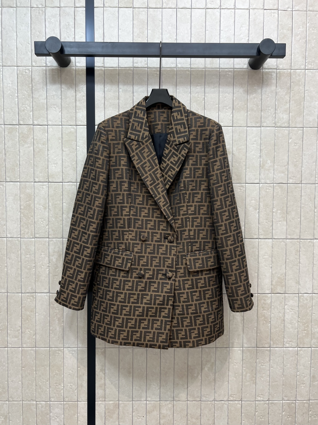 NO:463527,FD Home 25 early autumn new style Double F jacquard lapel suit jacket Super classic and recognizable double F pattern Shoulder padded suit jacket The upper body is full of temperament Classic and atmospheric temperament Suit lapel design Paired with trousers in the same series The upper body is very aura and high-end one color three-code Size/S-M-L,,dior,jackets & coats,business suit,alexander wang19860909FD家 25早秋新款 双F提花翻领西装外套 超级经典和有辨识度的双F图案 垫肩西装外套 上身满满气质感 经典大气的气质西服翻领设计 搭配同系列长裤 上身非常气场高级 一色三码 Size/S-M-L,,dior,jackets & coats,business suit,alexander wang,Women's clothing