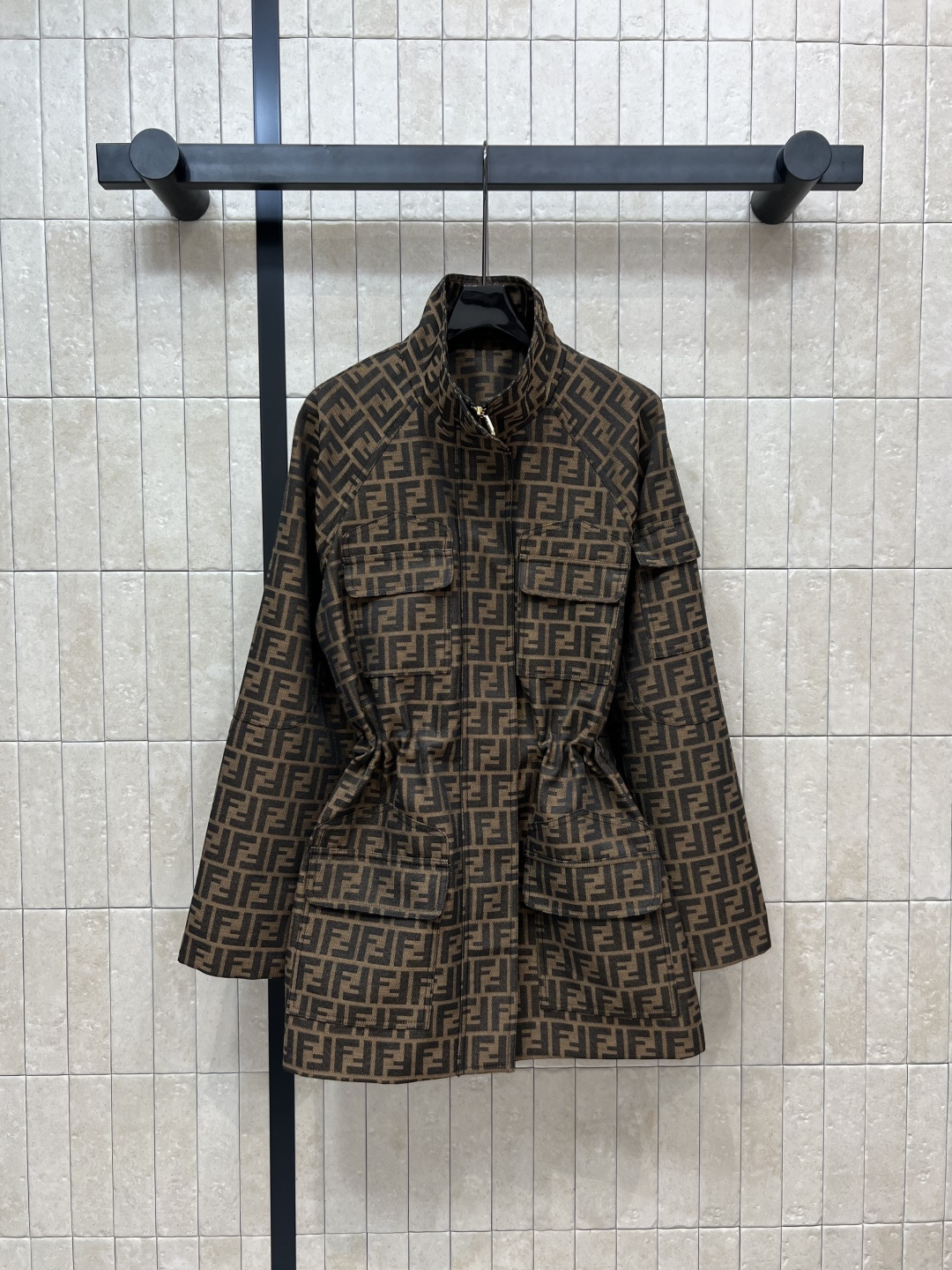 NO:463518,FD Home 25 early autumn new style, double F jacquard stand collar waist-closing jacket, elegant and capable small stand collar logo zipper embellishment, chest flip pocket + raglan sleeve small pocket design, double F jacquard fabric, drawstring waist skirt design, top body zipper can be opened and worn as a jacket, sweet and cool, fashionable outfit, full of high-end temperament, one color and three codes Size/S-M-L,,dior, skirts, jackets & coats,alexander wang19860909FD家 25早秋新款 双F提花立领收腰外套 气质干练的小立领logo拉链点缀 胸前翻盖口袋+插肩袖身小口袋设计 双f提花面料 抽绳束腰裙身设计 上身绝绝子拉链拉开可当外套穿 可甜可酷 时髦穿搭 满满的高级气质一色三码 Size/S-M-L,,dior,skirts,jackets & coats,alexander wang,Women's clothing