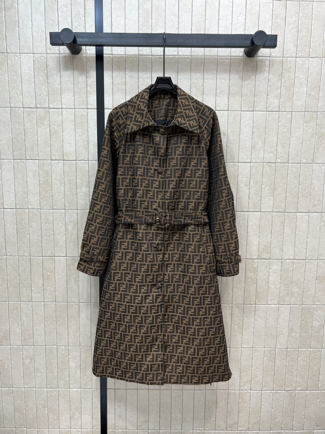 NO:463512,FD Home 25 early autumn new double F jacquard lapel long windbreaker jacket Super classic and recognizable double F pattern Large lapel single-breasted design Use this cloth waist belt to close waist to easily wear the blogger's fashionable style Perfectly divided body proportions YB one-piece jacquard fabric Long knee-length style The upper body is huge and elegant Super cool One-color three-code Size/S-M-L,,dior, jackets & coats,alexander wang19860909FD家 25早秋新款 双F提花翻领长款风衣外套 超级经典和有辨识度的双F图案 大翻领单排扣设计 采用本布腰带收腰点缀 轻松穿出博主时髦范 完美分割身材比例 YB一制的提花面料 长款过膝长款版型 上身巨显气质 超拉风 一色三码Size/S-M-L,,dior,jackets & coats,alexander wang,Women's clothing