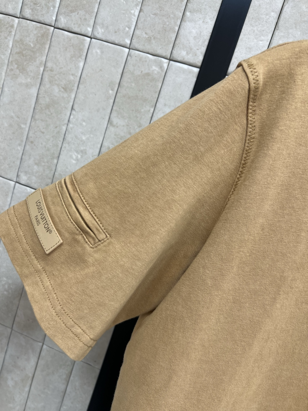 L家 25早秋新款 弧形下摆短袖T袖 做旧纯棉面料 衣摆弧形设计 胸口浮雕大logo点缀袖身小皮牌log