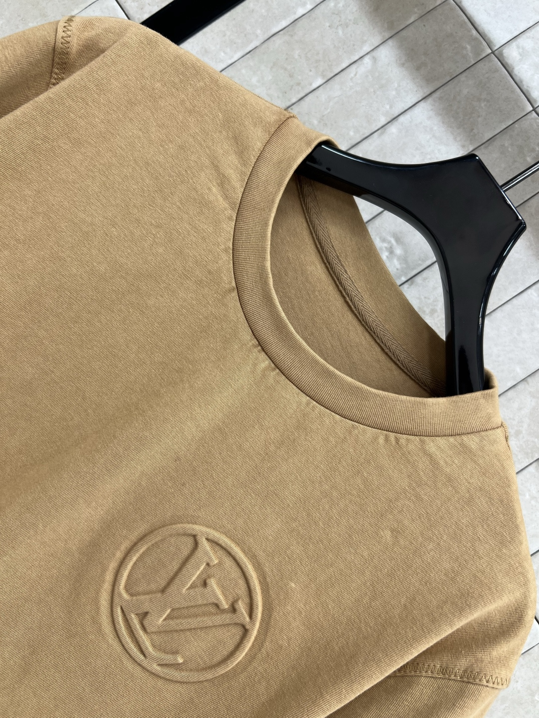 L家 25早秋新款 弧形下摆短袖T袖 做旧纯棉面料 衣摆弧形设计 胸口浮雕大logo点缀袖身小皮牌log