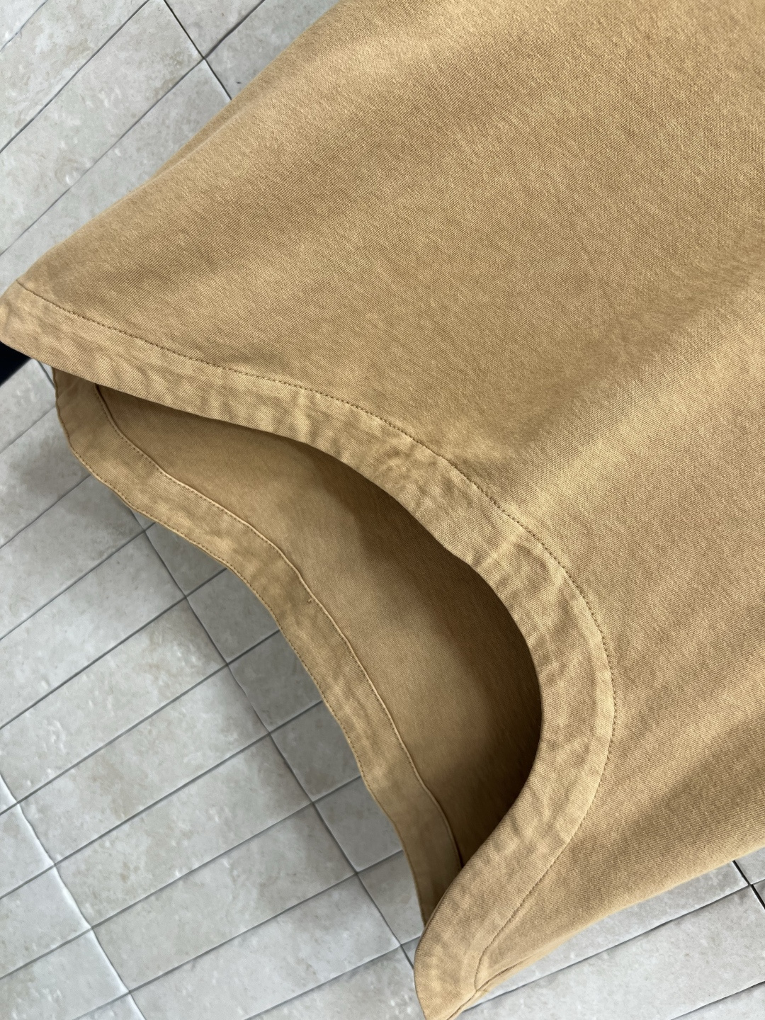 L家 25早秋新款 弧形下摆短袖T袖 做旧纯棉面料 衣摆弧形设计 胸口浮雕大logo点缀袖身小皮牌log