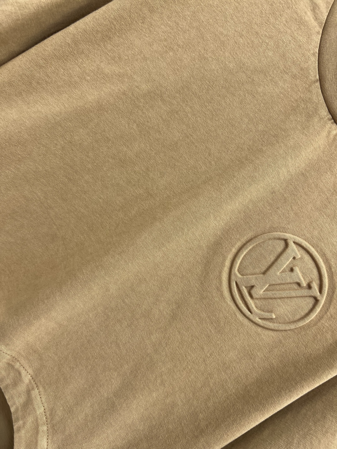 L家 25早秋新款 弧形下摆短袖T袖 做旧纯棉面料 衣摆弧形设计 胸口浮雕大logo点缀袖身小皮牌log