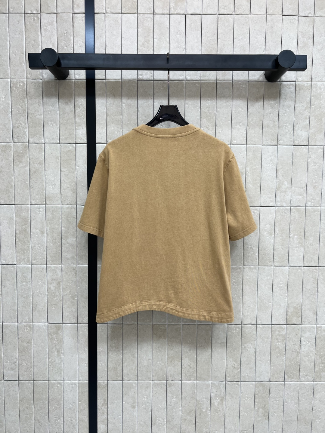 L家 25早秋新款 弧形下摆短袖T袖 做旧纯棉面料 衣摆弧形设计 胸口浮雕大logo点缀袖身小皮牌log