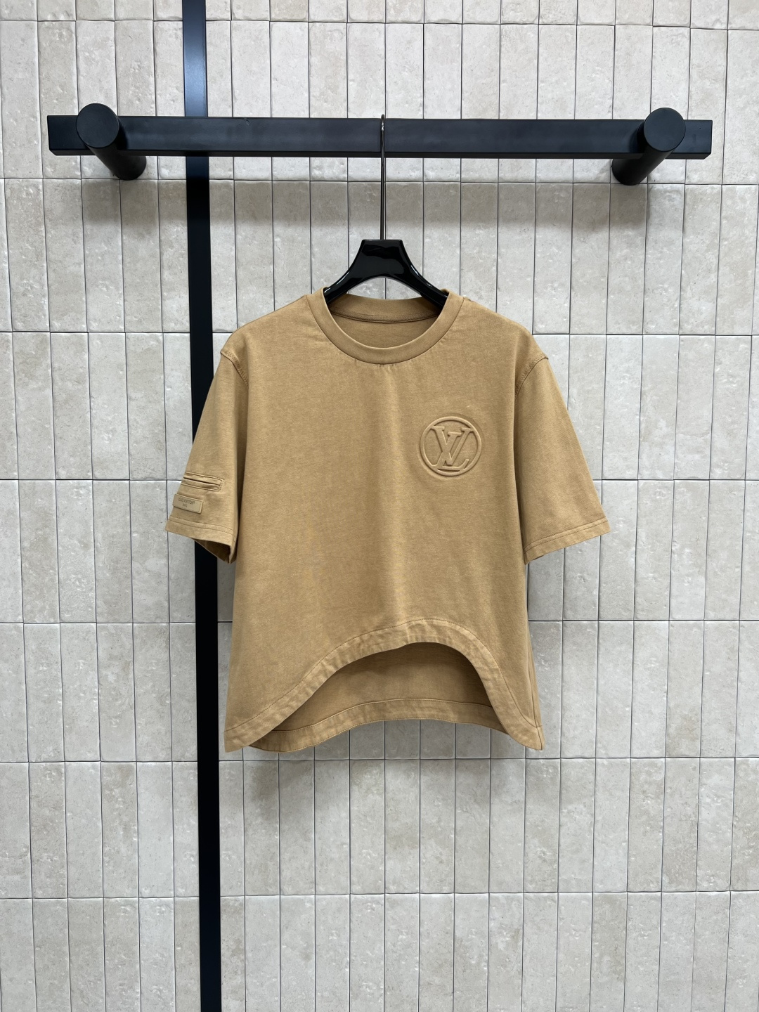 NO:465053,L Home 25 early autumn new style curved hem short sleeve T-sleeved old cotton fabric curved design chest embossed large logo embellished sleeves small leather brand logo embellished with skirts in the same series, easy to wear to create a refreshing and age-reducing temperament. Super easy to match. It can be controlled for commuting or important occasions. Two colors and four-code Size/S-M-L- XL,,louis vuitton, skirts, T-shirt, alexander wang19860909L家 25早秋新款 弧形下摆短袖T袖 做旧纯棉面料 衣摆弧形设计 胸口浮雕大logo点缀袖身小皮牌logo点缀 搭配同系列半身裙 轻松穿出清爽减龄气质 超好搭配 通勤或者重要场合都驾驭得住 两色四码Size/S-M-L- XL,,louis vuitton,skirts,T-shirt,alexander wang,Women's clothing