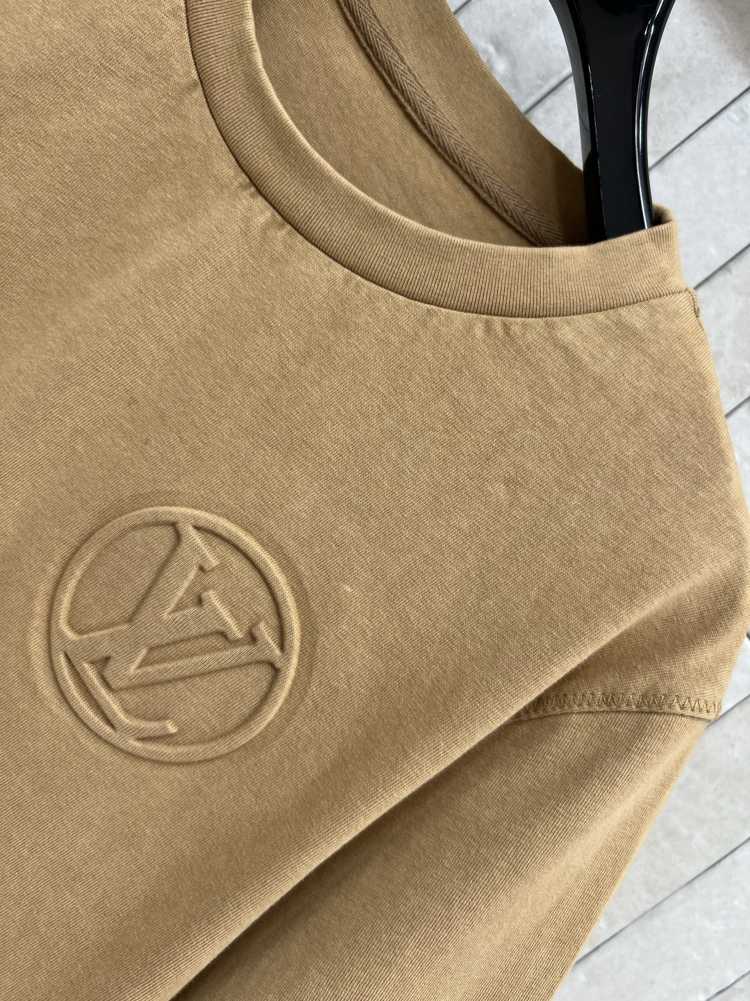 L家 25早秋新款 弧形下摆短袖T袖 做旧纯棉面料 衣摆弧形设计 胸口浮雕大logo点缀袖身小皮牌log