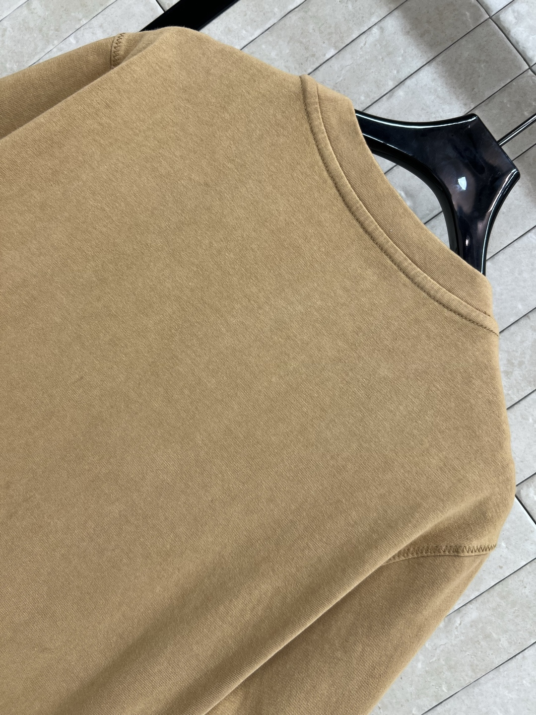 L家 25早秋新款 弧形下摆短袖T袖 做旧纯棉面料 衣摆弧形设计 胸口浮雕大logo点缀袖身小皮牌log