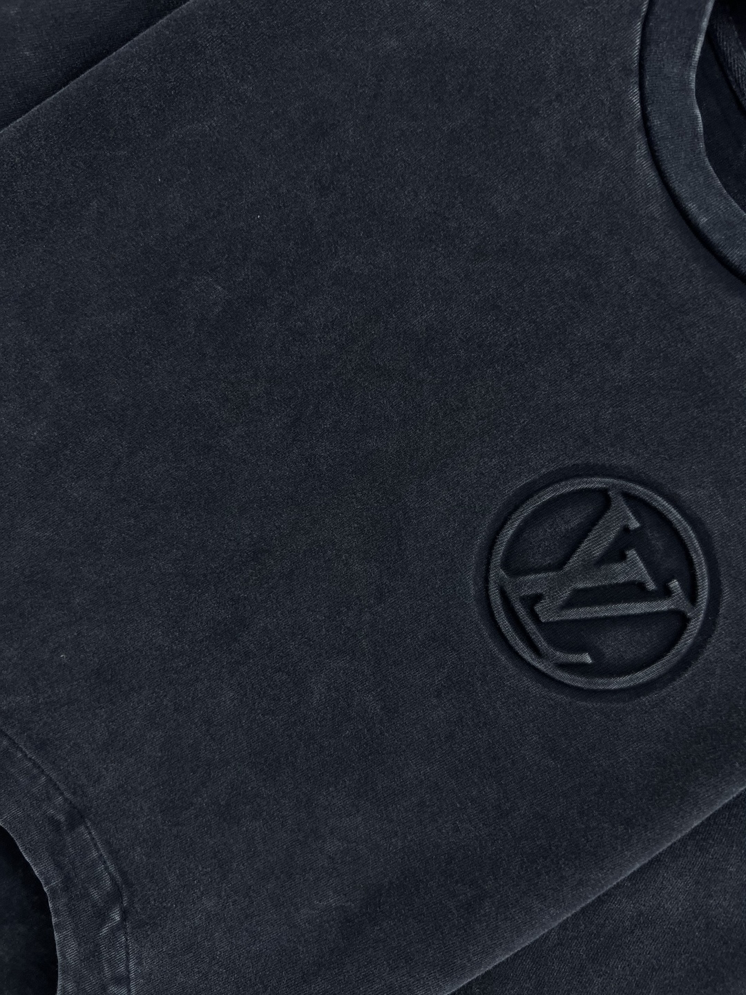 L家 25早秋新款 弧形下摆短袖T袖 做旧纯棉面料 衣摆弧形设计 胸口浮雕大logo点缀袖身小皮牌log