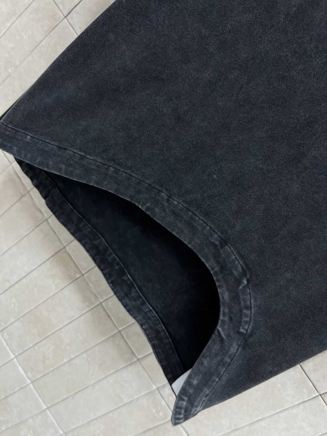 L家 25早秋新款 弧形下摆短袖T袖 做旧纯棉面料 衣摆弧形设计 胸口浮雕大logo点缀袖身小皮牌log