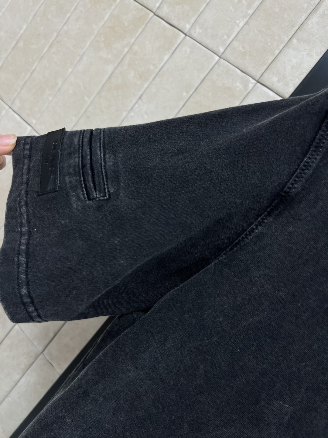 L家 25早秋新款 弧形下摆短袖T袖 做旧纯棉面料 衣摆弧形设计 胸口浮雕大logo点缀袖身小皮牌log