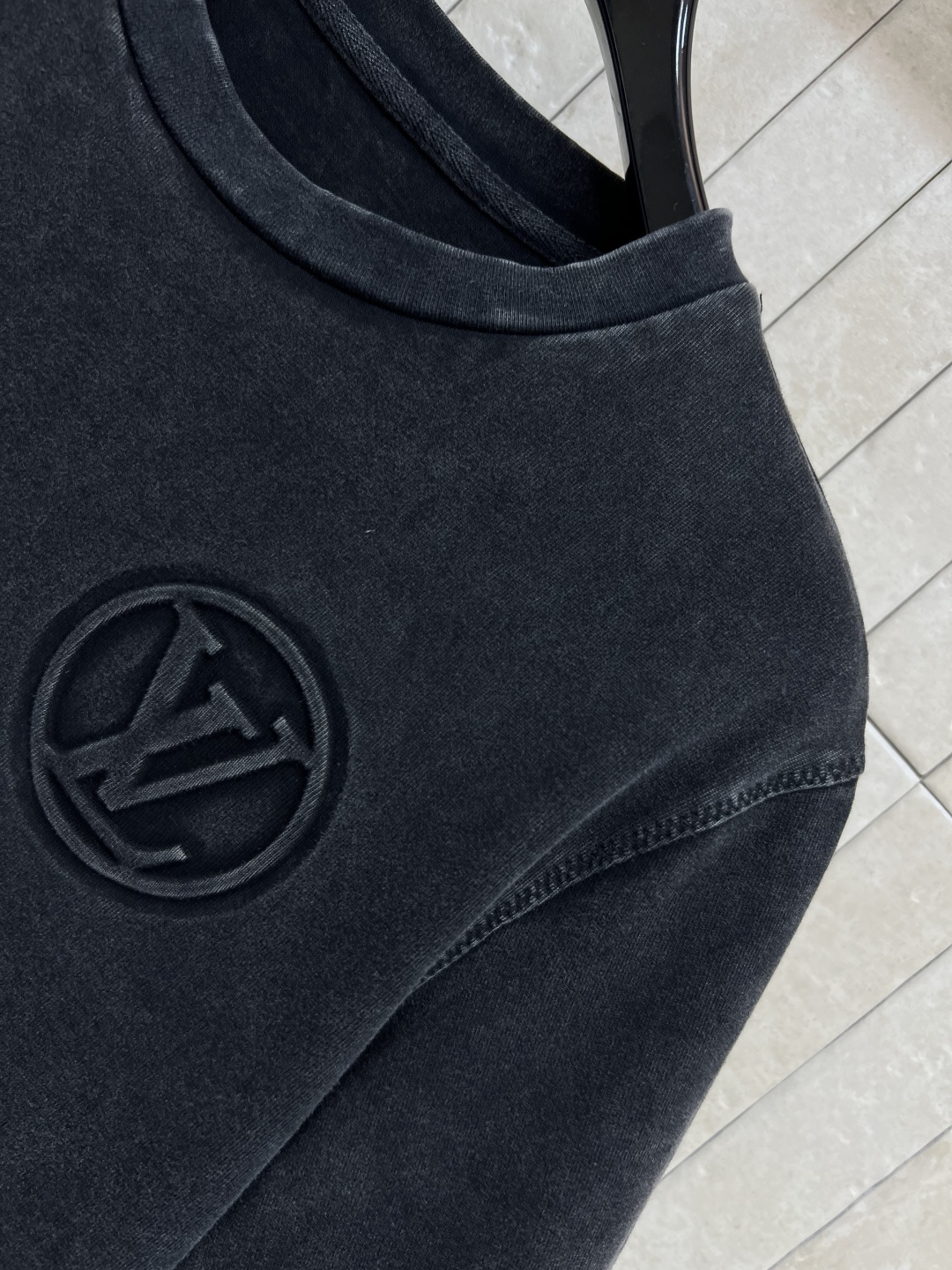 L家 25早秋新款 弧形下摆短袖T袖 做旧纯棉面料 衣摆弧形设计 胸口浮雕大logo点缀袖身小皮牌log