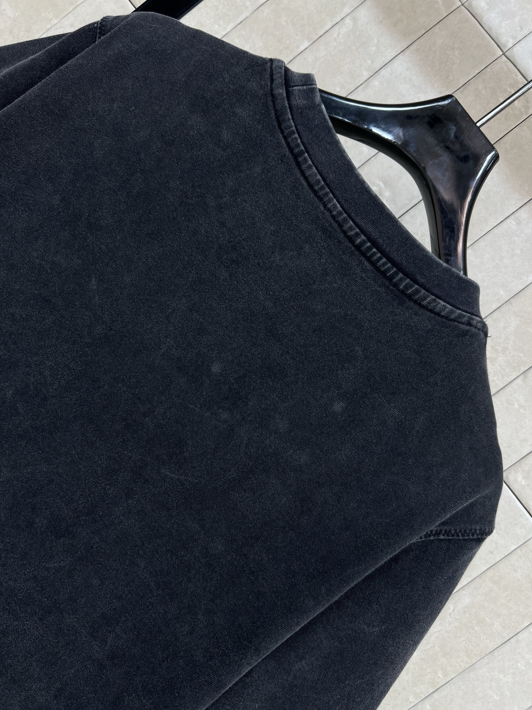 L家 25早秋新款 弧形下摆短袖T袖 做旧纯棉面料 衣摆弧形设计 胸口浮雕大logo点缀袖身小皮牌log