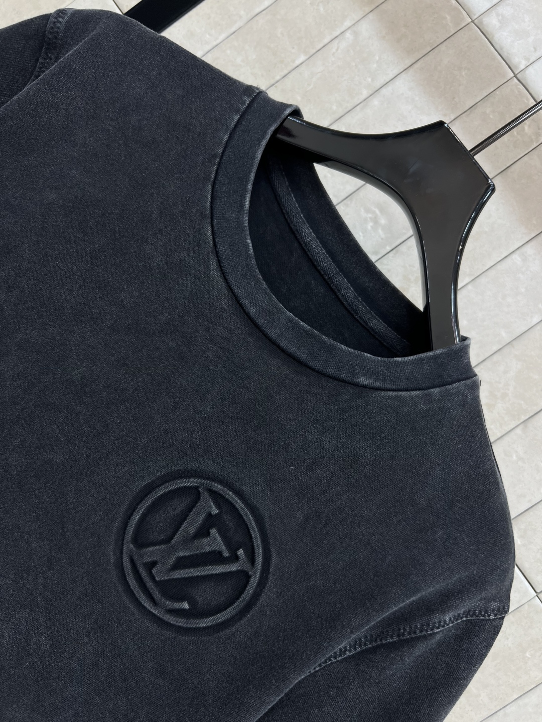 L家 25早秋新款 弧形下摆短袖T袖 做旧纯棉面料 衣摆弧形设计 胸口浮雕大logo点缀袖身小皮牌log