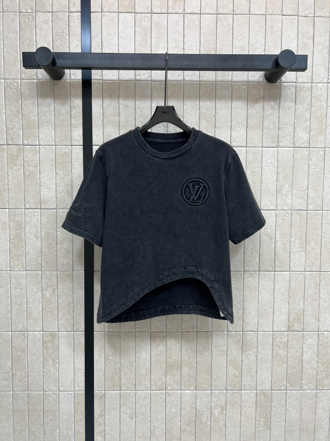 NO:465037,L Home 25 early autumn new style curved hem short sleeve T-sleeved old cotton fabric curved design chest embossed large logo embellished sleeves small leather brand logo embellished with skirts in the same series, easy to wear to create a refreshing and age-reducing temperament. Super easy to match. It can be controlled for commuting or important occasions. Two colors and four-code Size/S-M-L- XL,,louis vuitton, skirts, T-shirt, alexander wang19860909L家 25早秋新款 弧形下摆短袖T袖 做旧纯棉面料 衣摆弧形设计 胸口浮雕大logo点缀袖身小皮牌logo点缀 搭配同系列半身裙 轻松穿出清爽减龄气质 超好搭配 通勤或者重要场合都驾驭得住 两色四码Size/S-M-L- XL,,louis vuitton,skirts,T-shirt,alexander wang,Women's clothing