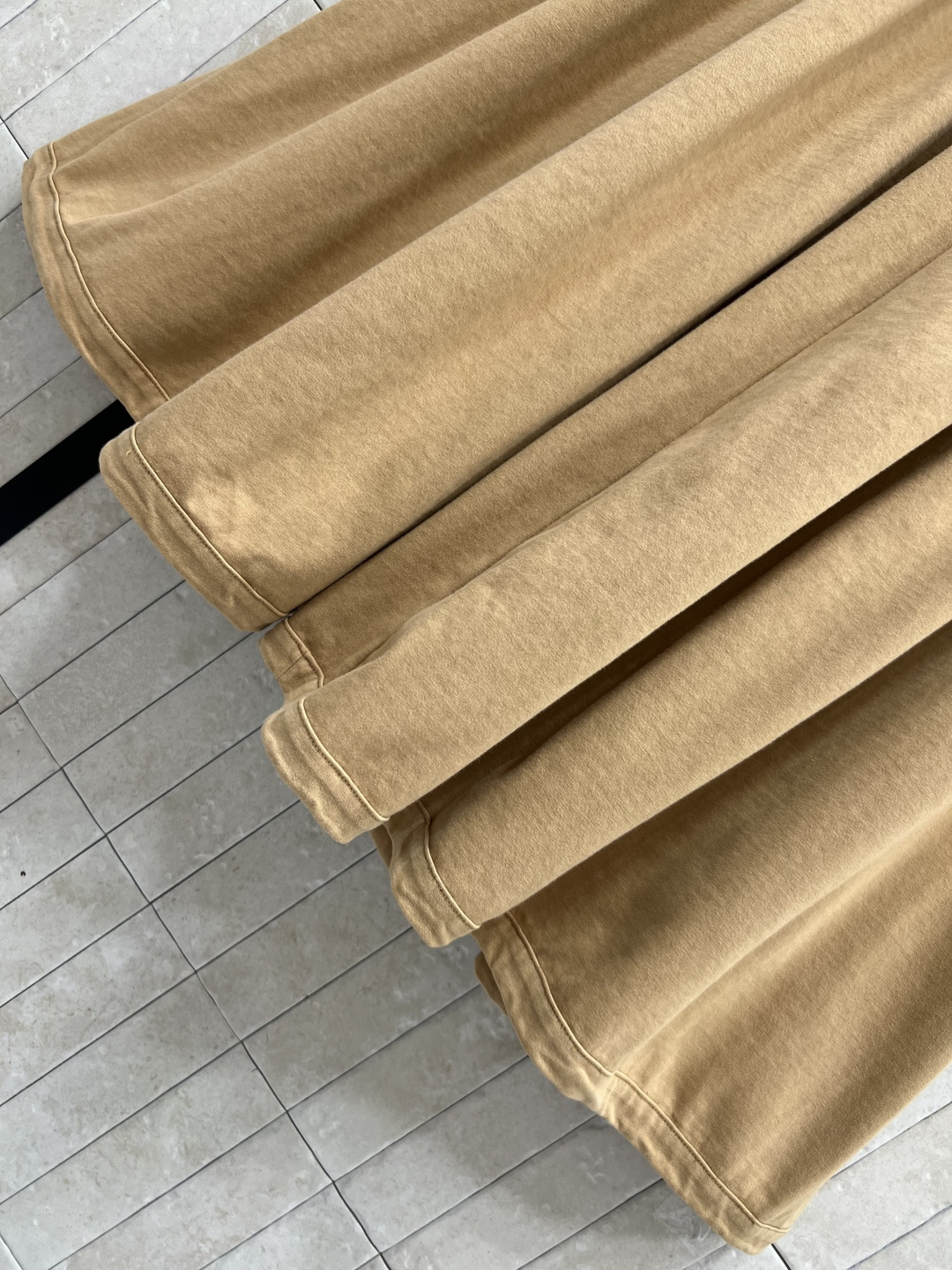 L家 25早秋新款 高腰百褶半身裙 质感绝了 卡其色纯棉面料 松紧高腰皮牌logo点缀精致又时髦 两侧侧