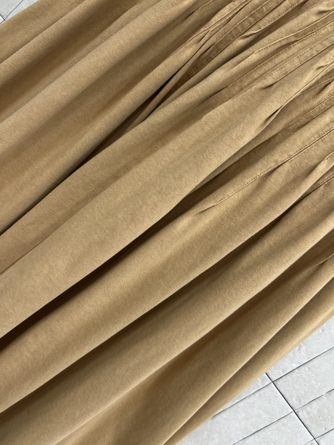 L家 25早秋新款 高腰百褶半身裙 质感绝了 卡其色纯棉面料 松紧高腰皮牌logo点缀精致又时髦 两侧侧