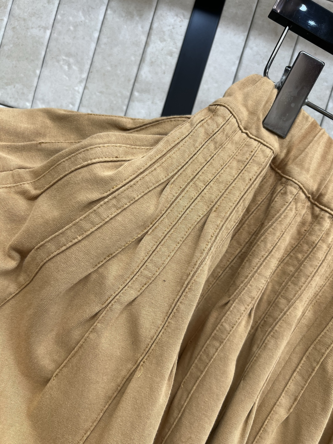 L家 25早秋新款 高腰百褶半身裙 质感绝了 卡其色纯棉面料 松紧高腰皮牌logo点缀精致又时髦 两侧侧