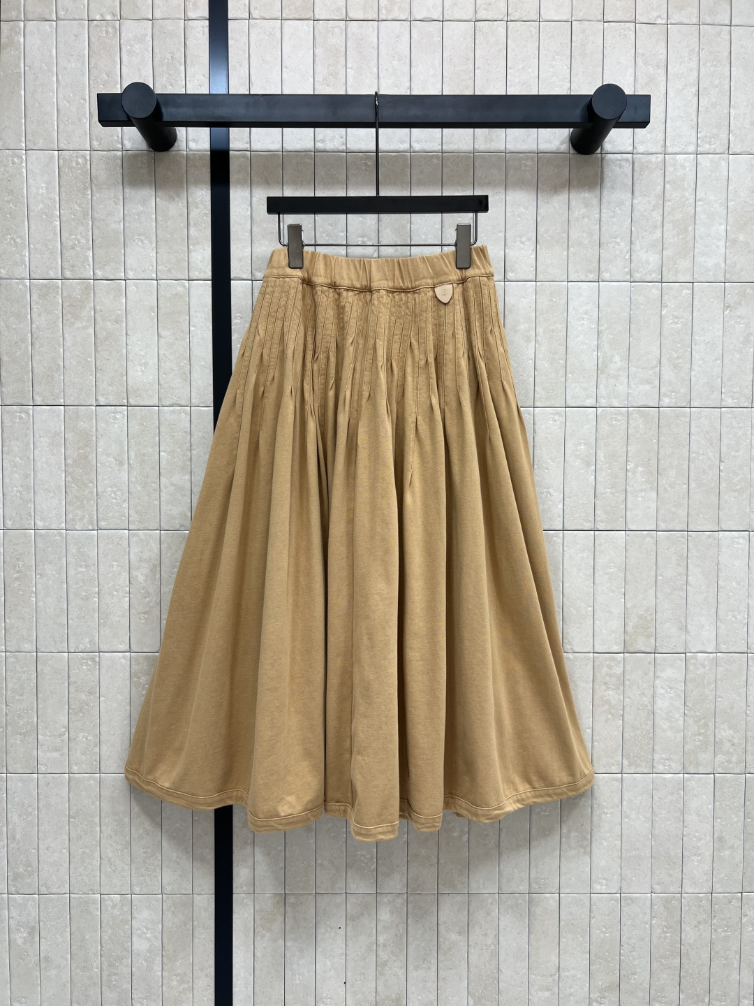 NO:465064,L Home 25 early autumn new style, high waist pleated skirt, excellent texture, khaki pure cotton fabric, elastic high waist leather logo embellishment exquisite and fashionable, side pockets on both sides, super practical, the style is very concealed, and the body is very inclusive. Matched with short sleeves in the same series, the cool American retro feel is grasped. One color four-code Size/S-M-L-XL,,louis vuitton, skirts, T-shirt, alexander wang19860909L家 25早秋新款 高腰百褶半身裙 质感绝了 卡其色纯棉面料 松紧高腰皮牌logo点缀精致又时髦 两侧侧袋口袋 超级实用 版型很遮肉 对身材包容性很好 搭配同系列短袖 酷酷的美式复古感拿捏住了 一色四码Size/S-M-L-XL,,louis vuitton,skirts,T-shirt,alexander wang,Women's clothing