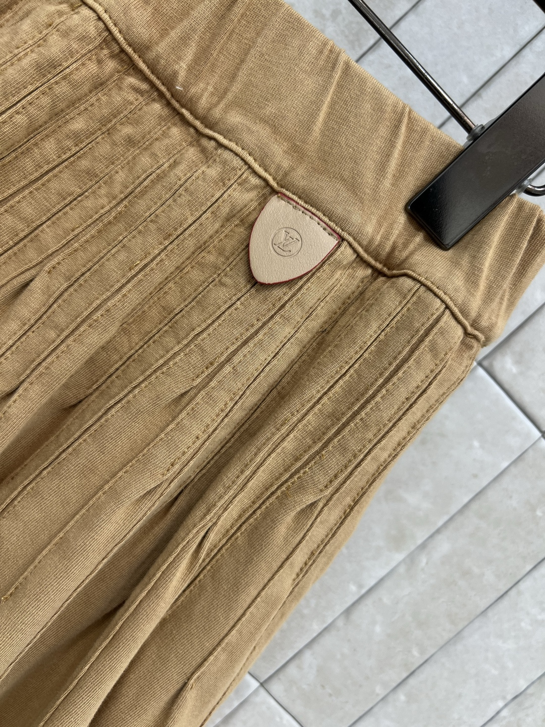 L家 25早秋新款 高腰百褶半身裙 质感绝了 卡其色纯棉面料 松紧高腰皮牌logo点缀精致又时髦 两侧侧