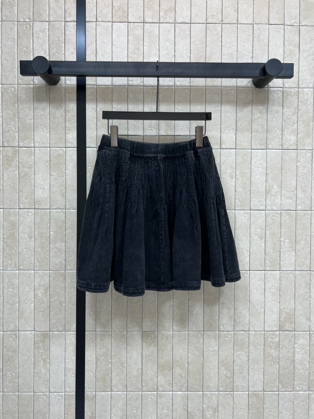 L家 25早秋新款 做旧牛仔百褶短裙 黑色洗水做旧牛仔 质感绝了 松紧高腰小皮牌logo点缀精致又时髦 