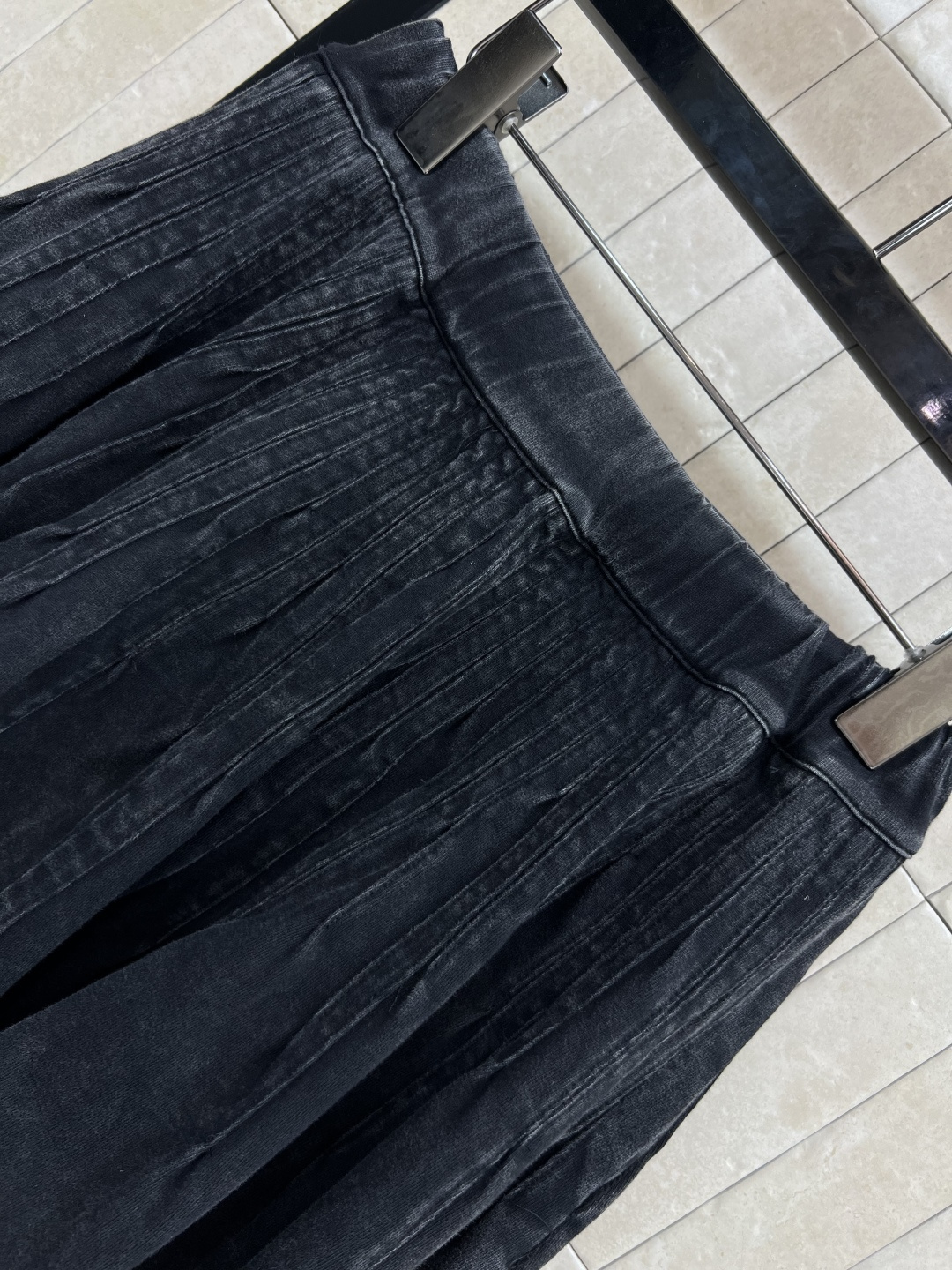 L家 25早秋新款 做旧牛仔百褶短裙 黑色洗水做旧牛仔 质感绝了 松紧高腰小皮牌logo点缀精致又时髦 