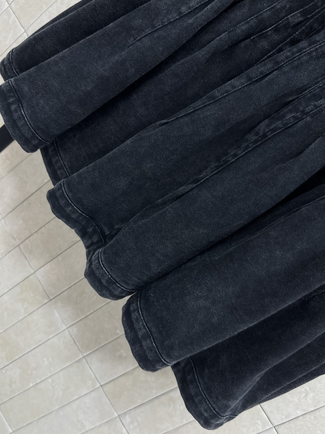 L家 25早秋新款 做旧牛仔百褶短裙 黑色洗水做旧牛仔 质感绝了 松紧高腰小皮牌logo点缀精致又时髦 