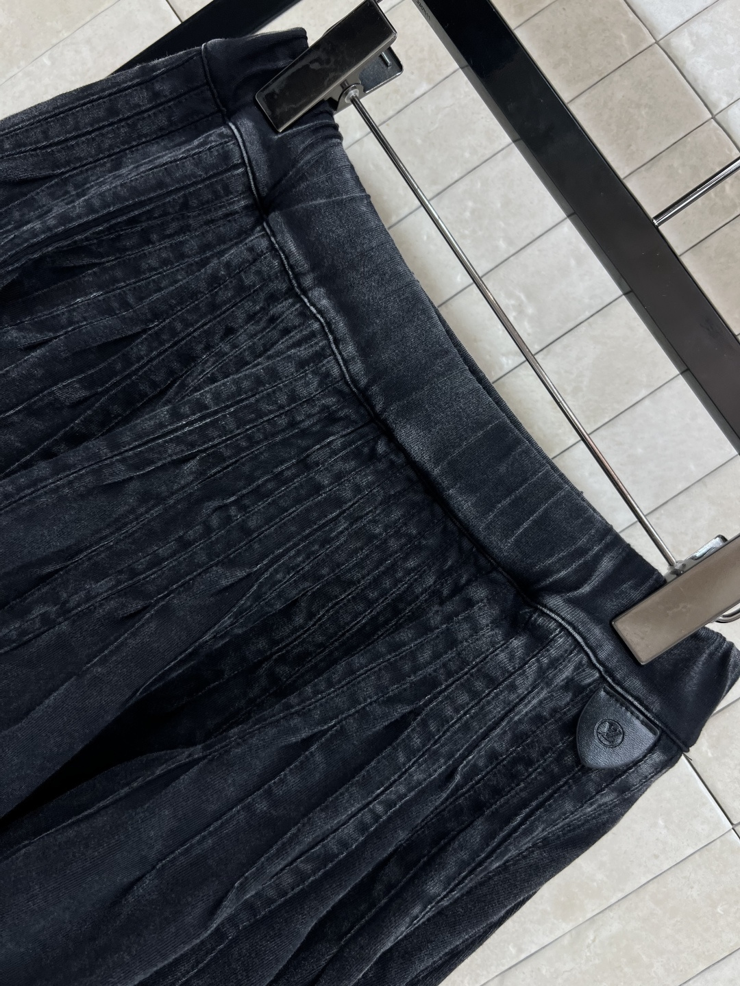 L家 25早秋新款 做旧牛仔百褶短裙 黑色洗水做旧牛仔 质感绝了 松紧高腰小皮牌logo点缀精致又时髦 