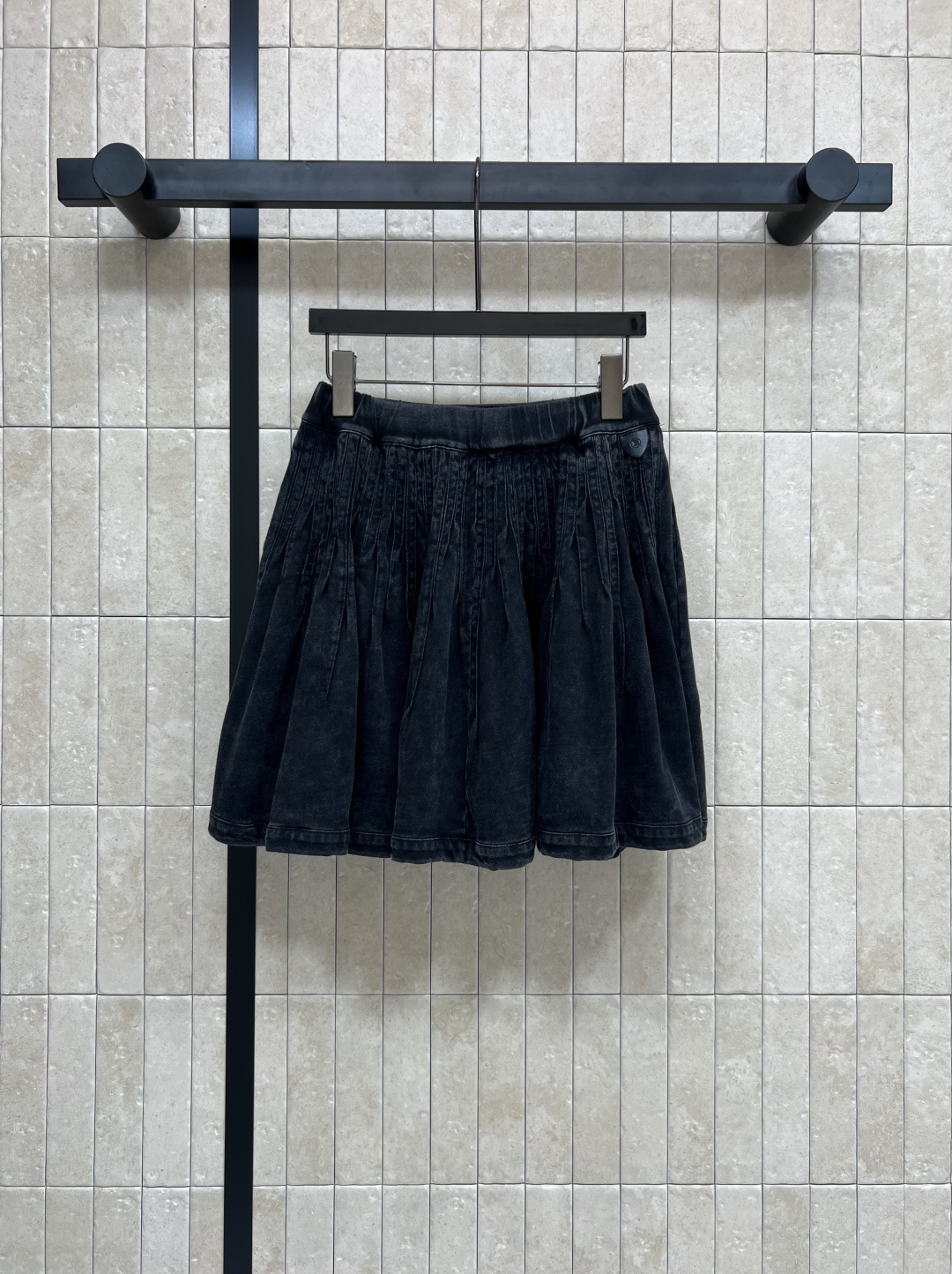 NO:465026,L Home 25 early autumn new style, old denim pleated skirt, black wash-water old denim, excellent texture, elastic high-waist small leather brand logo embellishment exquisite and fashionable, side pockets on both sides, super practical, cool girlish, style is very concealed, very inclusive to the figure, matched with short sleeves in the same series, cool American retro feel, one color four-code Size/S-M-L- XL,,louis vuitton, skirts, T-shirt, alexander wang19860909L家 25早秋新款 做旧牛仔百褶短裙 黑色洗水做旧牛仔 质感绝了 松紧高腰小皮牌logo点缀精致又时髦 两侧侧袋口袋 超级实用 酷酷的少女感 版型很遮肉 对身材包容性很好 搭配同系列短袖 酷酷的美式复古感拿捏住了 一色四码Size/S-M-L- XL,,louis vuitton,skirts,T-shirt,alexander wang,Women's clothing