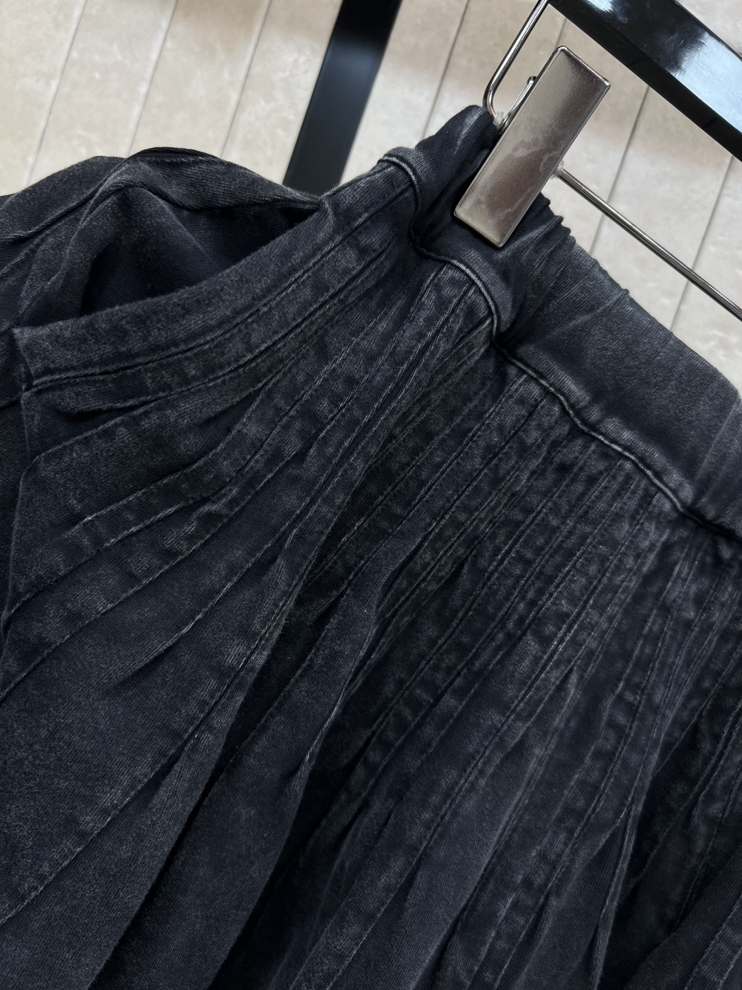 L家 25早秋新款 做旧牛仔百褶短裙 黑色洗水做旧牛仔 质感绝了 松紧高腰小皮牌logo点缀精致又时髦 