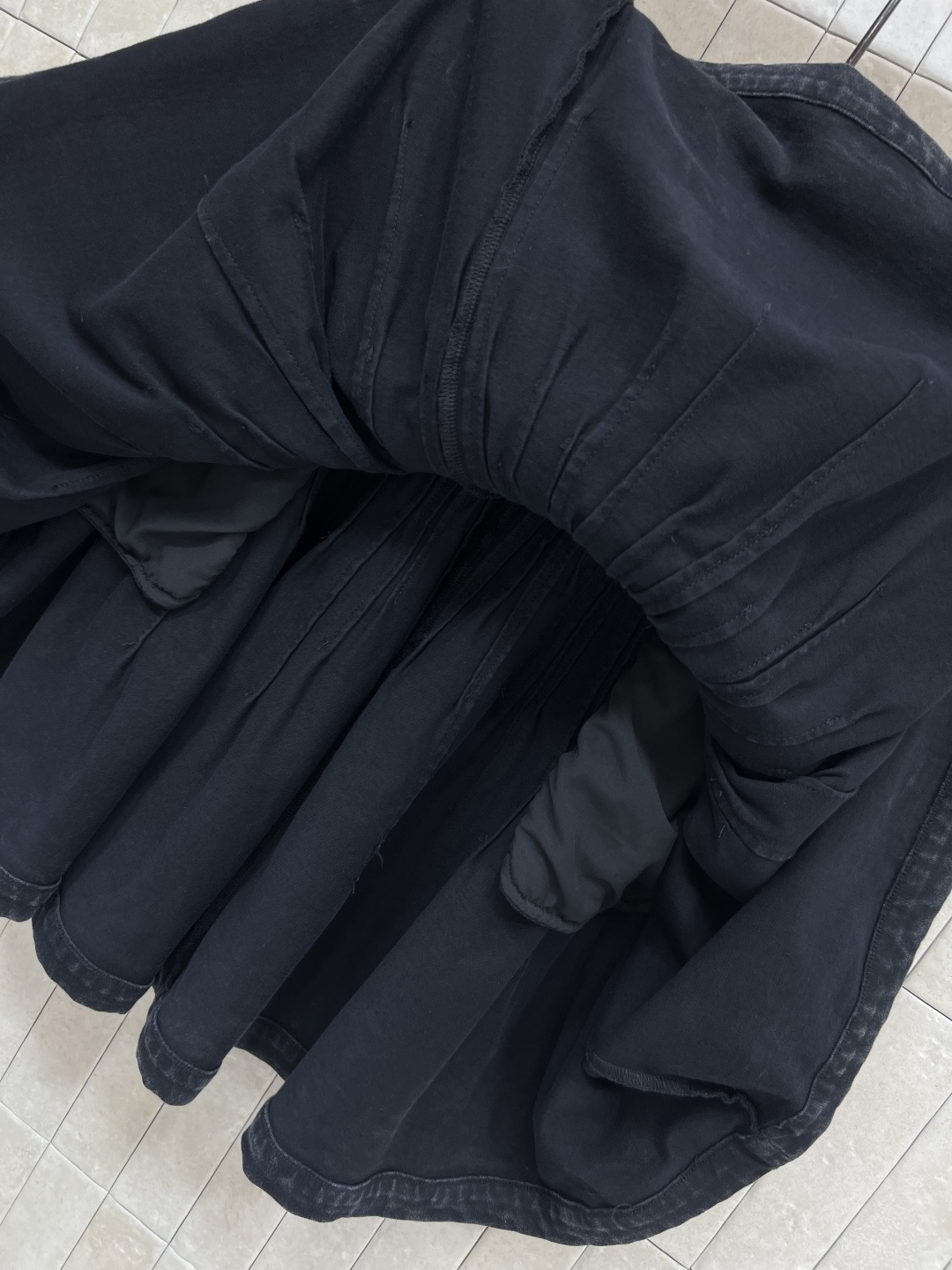 L家 25早秋新款 做旧牛仔百褶短裙 黑色洗水做旧牛仔 质感绝了 松紧高腰小皮牌logo点缀精致又时髦 