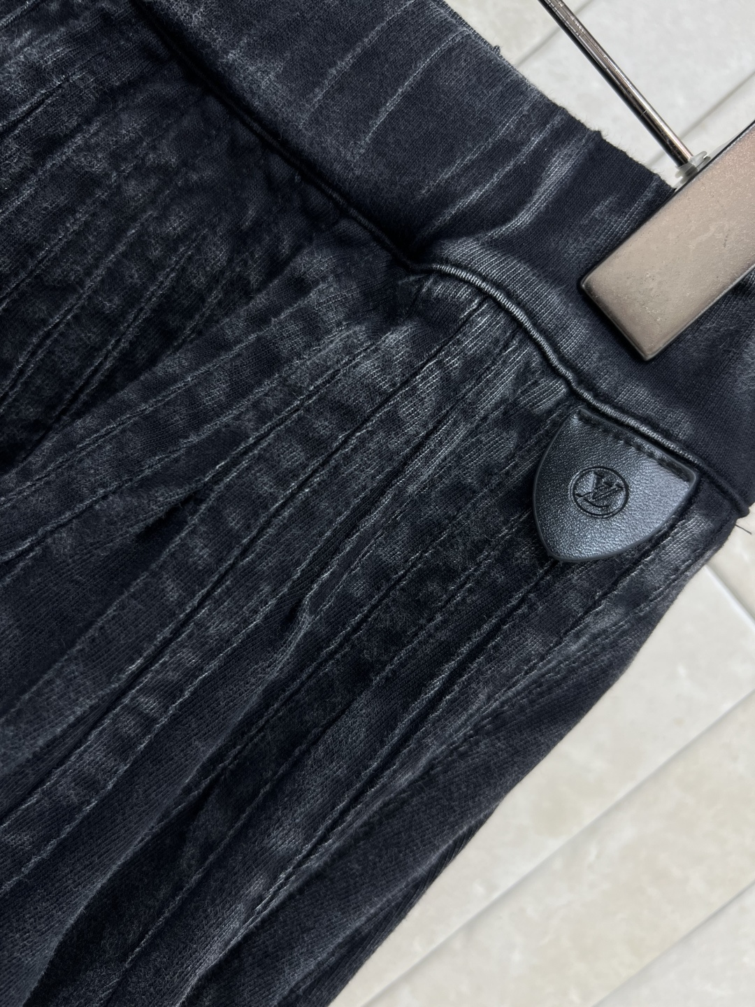 L家 25早秋新款 做旧牛仔百褶短裙 黑色洗水做旧牛仔 质感绝了 松紧高腰小皮牌logo点缀精致又时髦 