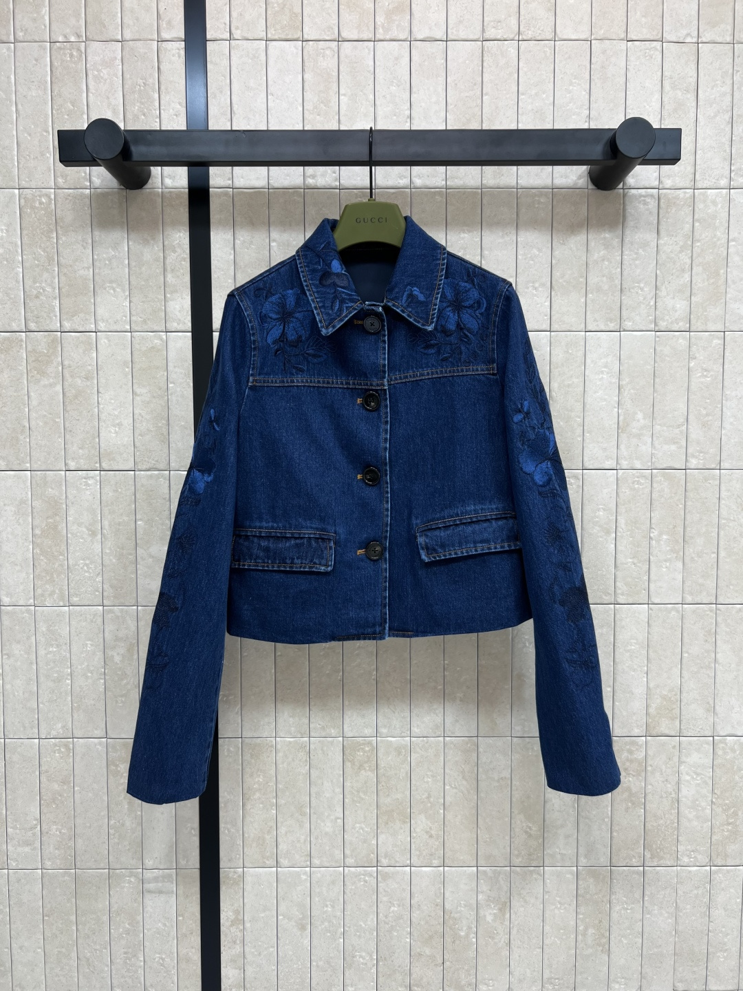 NO:465083,G Home 25 early autumn new style embroidered denim jacket, heavy industry embroidered floral pattern decoration, age-reducing and playful, nostalgic retro street aesthetic styling artifact, customized logo buckle embellishment, short retro blue washing cowboy fabric with excellent texture, handsome and fashionable, three-dimensional tailoring style, fashionable, top body huge slim, one color three-code Size/S-M-L,,gucci,jackets & coats,jackets & coats,alexander wang19860909G家 25早秋新款 刺绣牛仔夹克外套 重工刺绣花卉图案装饰 减龄又俏皮 怀旧复古街头美感造型神器 定制logo扣饰点缀 短款复古蓝洗水牛仔面料质感超赞 帅气又时髦 立体剪裁版型百搭时髦上身巨显瘦 一色三码 Size/S-M-L,,gucci,jackets & coats,jackets & coats,alexander wang,Women's clothing