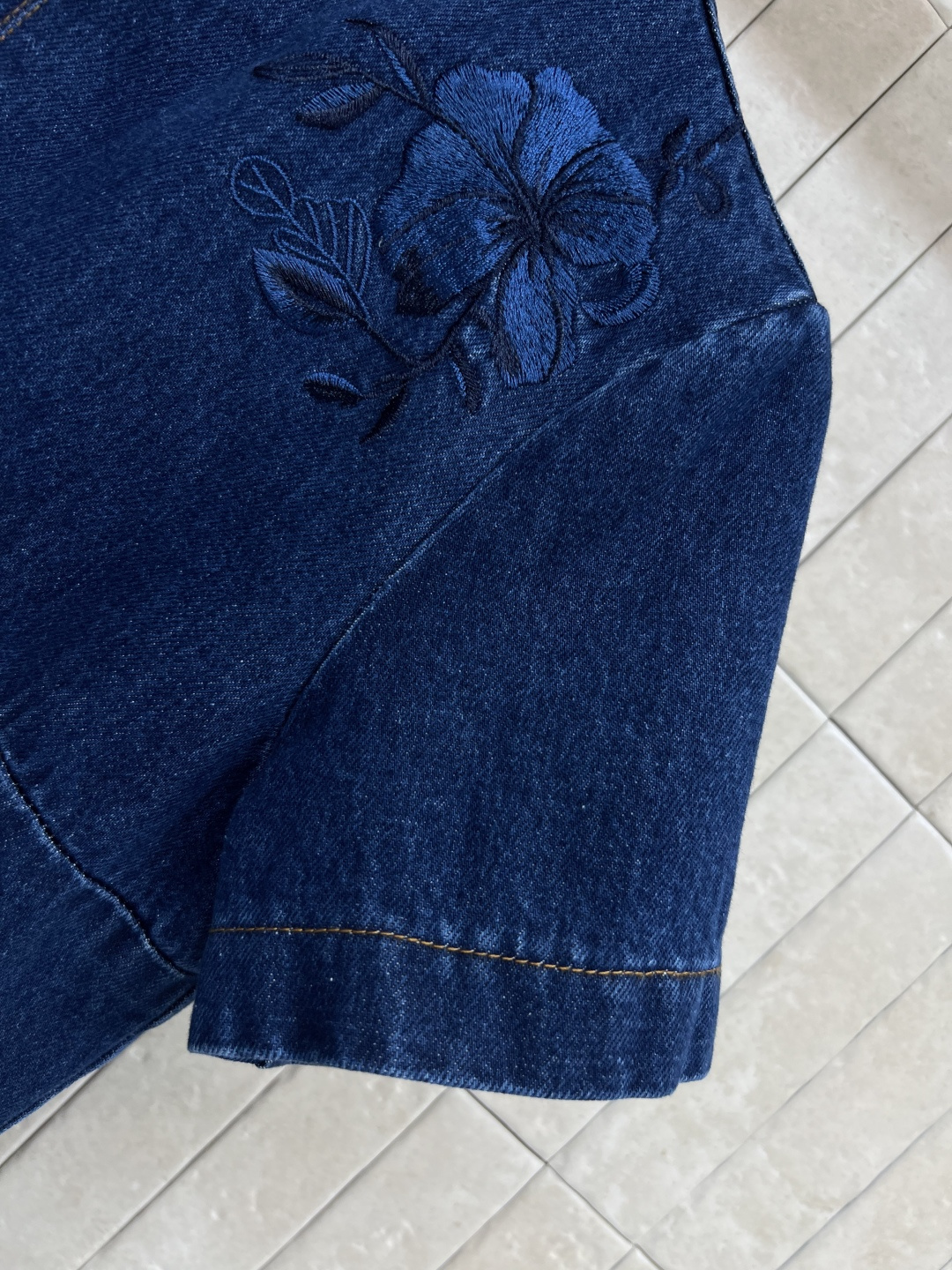 G家 25早秋新款 刺绣牛仔连衣裙 短袖直筒压褶a字裙摆 上身太减龄显瘦了 定位重工刺绣花卉图案 特供的