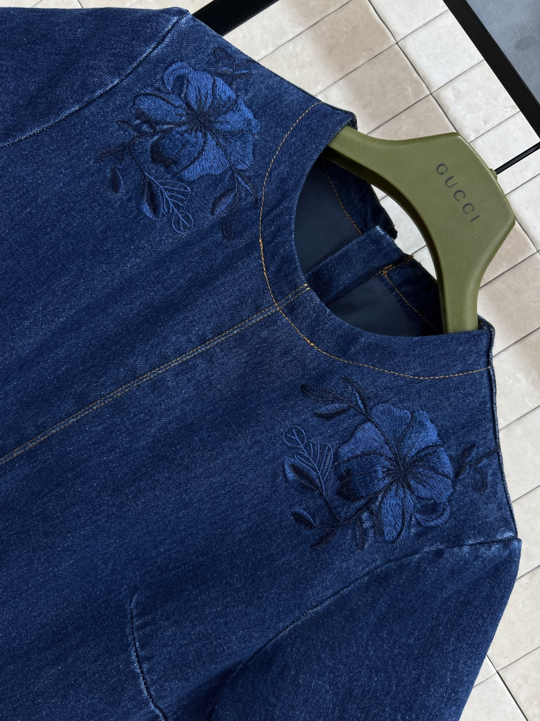 G家 25早秋新款 刺绣牛仔连衣裙 短袖直筒压褶a字裙摆 上身太减龄显瘦了 定位重工刺绣花卉图案 特供的