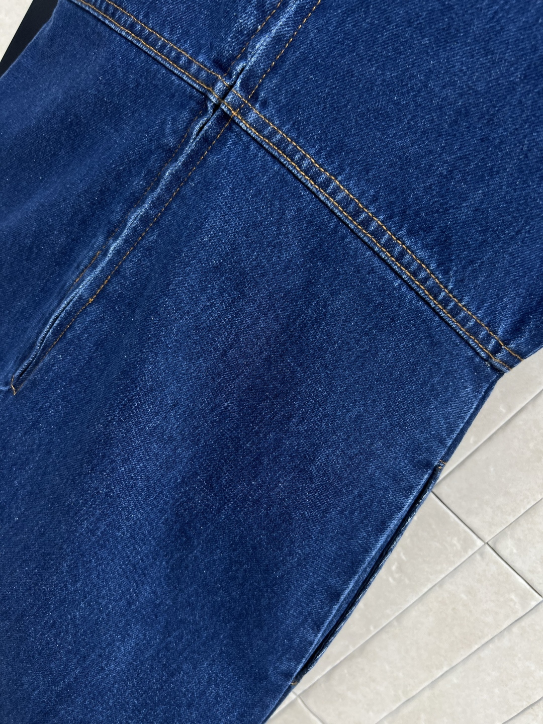 G家 25早秋新款 刺绣牛仔连衣裙 短袖直筒压褶a字裙摆 上身太减龄显瘦了 定位重工刺绣花卉图案 特供的