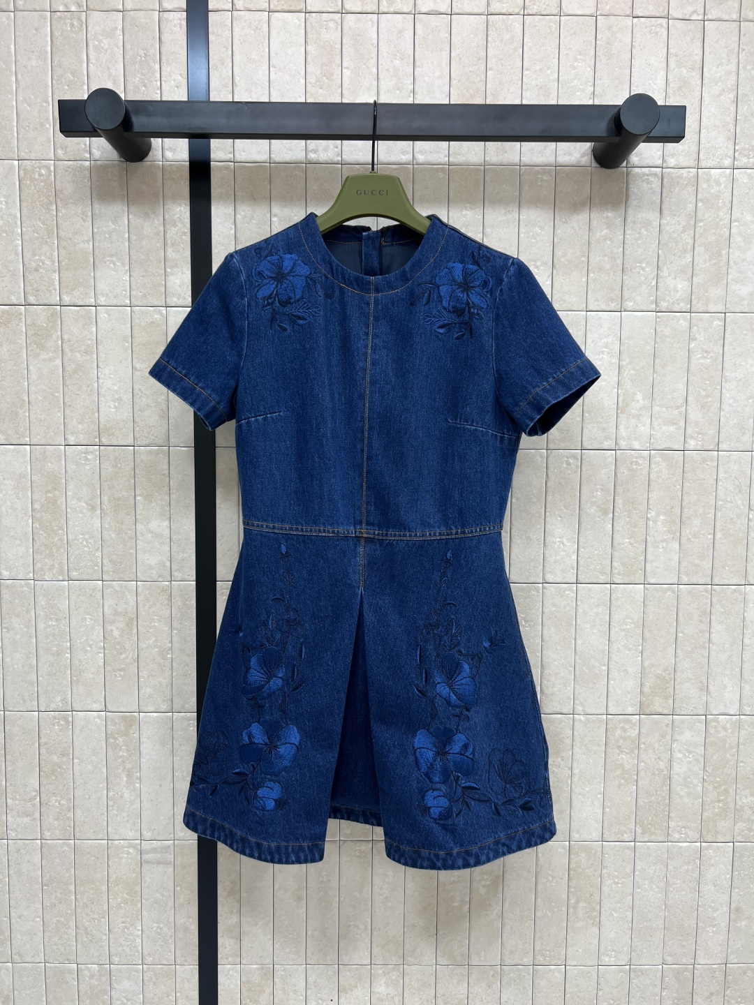 NO:465073,G Home 25 early autumn new style embroidered denim dress Short-sleeved straight-tube pressed A-line skirt The upper body is too age-reducing and slimming. Positioning heavy-industry embroidered floral pattern. Special denim fabric. High-waisted pleated skirt with three-dimensional shape. The upper body is casual and casual and versatile. One color three-code Size/S-M-L, gucci, skirts, T-shirt, alexander wang19860909G家 25早秋新款 刺绣牛仔连衣裙 短袖直筒压褶a字裙摆 上身太减龄显瘦了 定位重工刺绣花卉图案 特供的牛仔面料 高腰压褶裙摆立体有型 上身休闲又随性百搭 一色三码Size/S-M-L,,gucci,skirts,T-shirt,alexander wang,Women's clothing