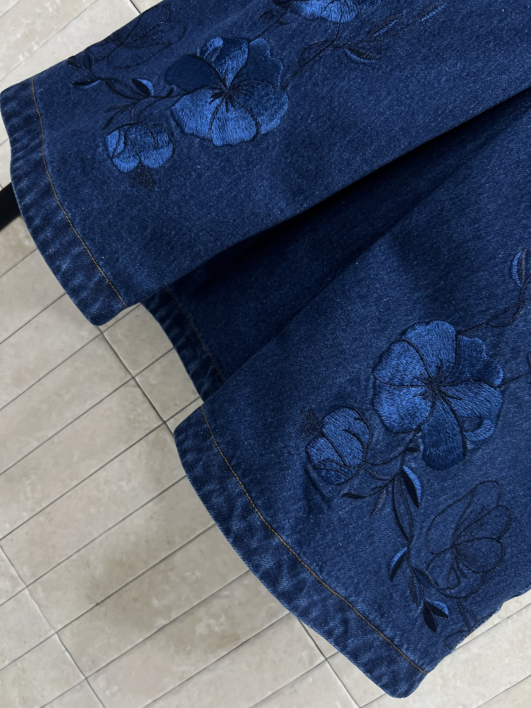 G家 25早秋新款 刺绣牛仔连衣裙 短袖直筒压褶a字裙摆 上身太减龄显瘦了 定位重工刺绣花卉图案 特供的