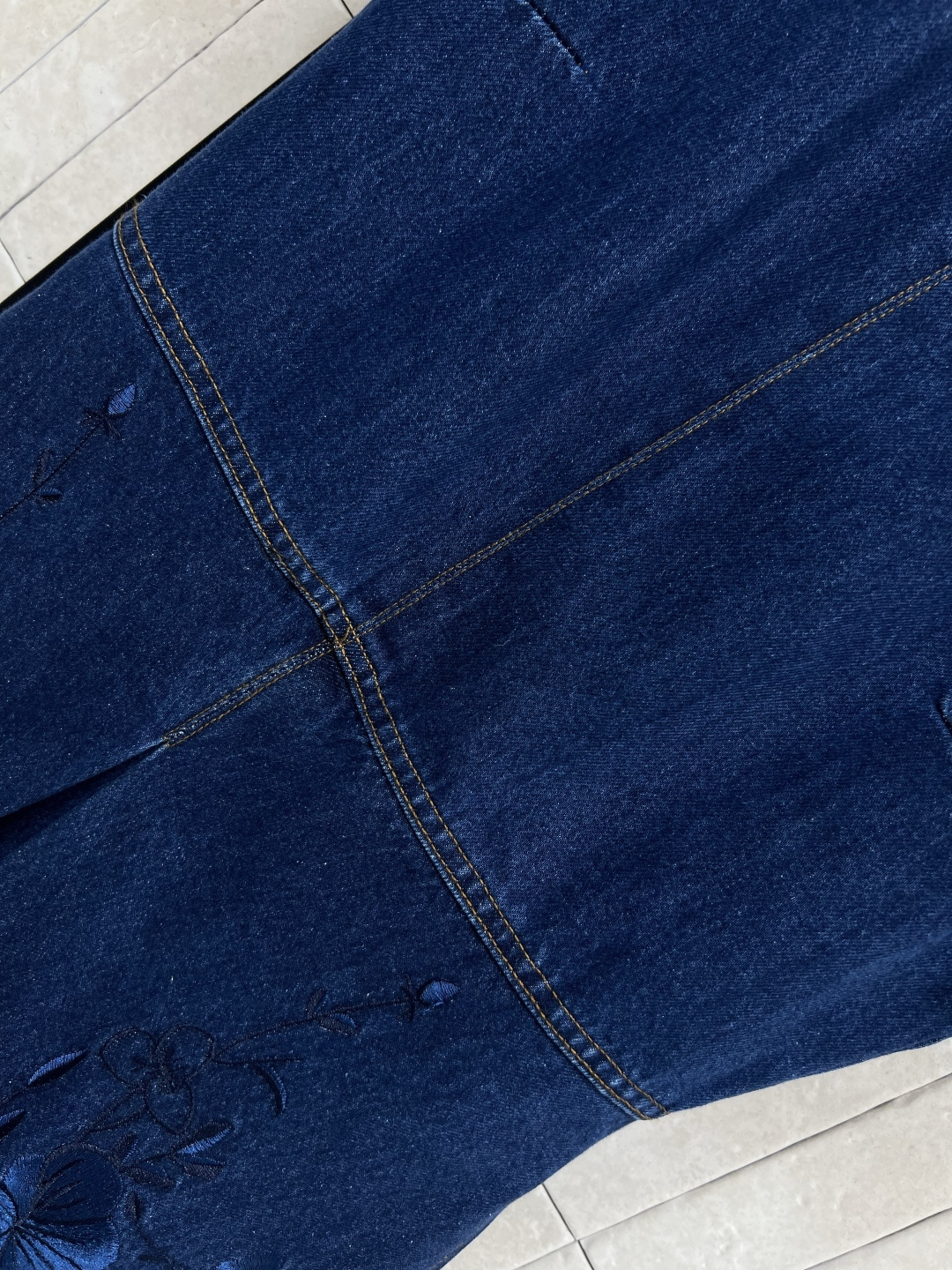 G家 25早秋新款 刺绣牛仔连衣裙 短袖直筒压褶a字裙摆 上身太减龄显瘦了 定位重工刺绣花卉图案 特供的