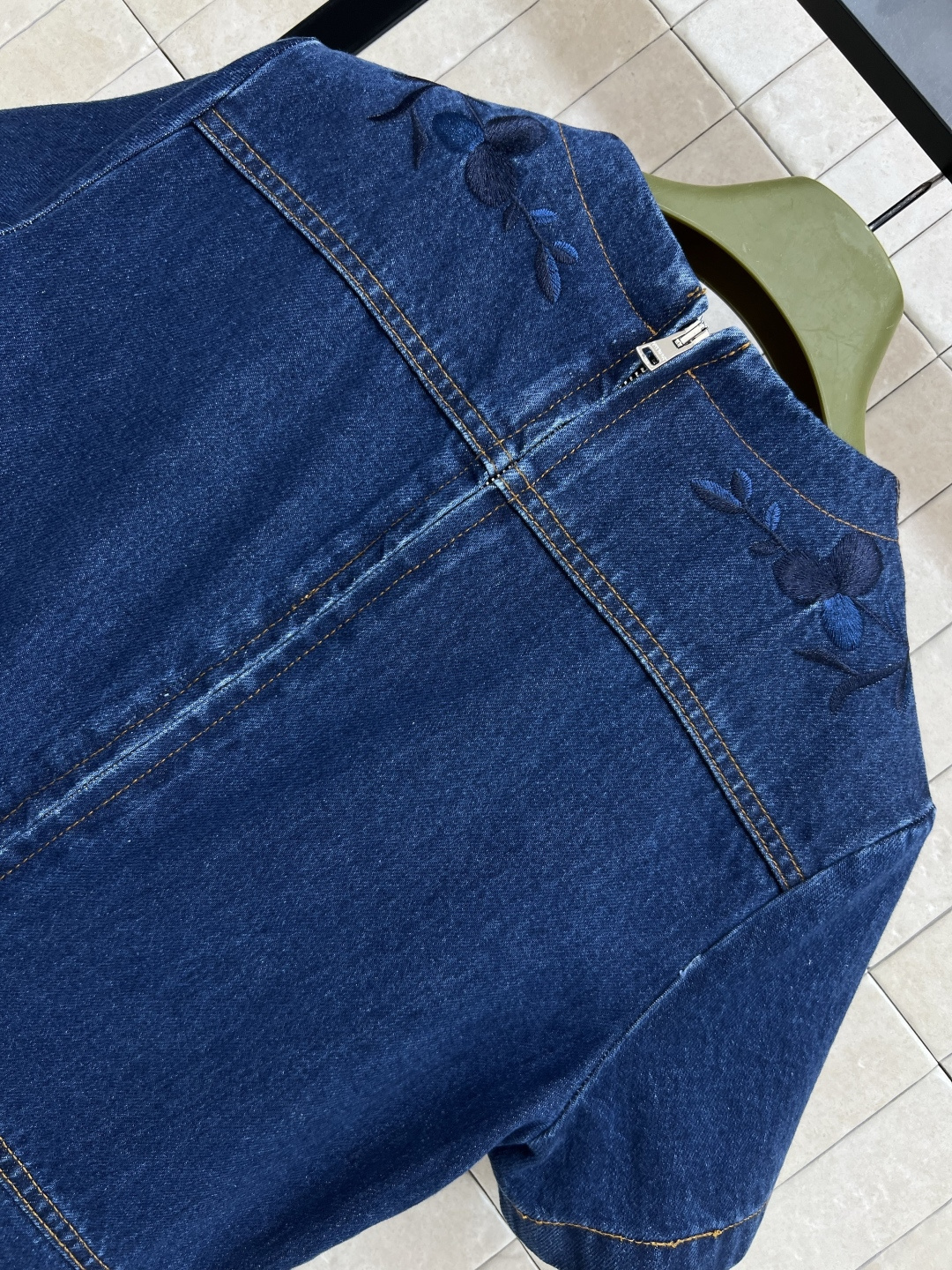 G家 25早秋新款 刺绣牛仔连衣裙 短袖直筒压褶a字裙摆 上身太减龄显瘦了 定位重工刺绣花卉图案 特供的